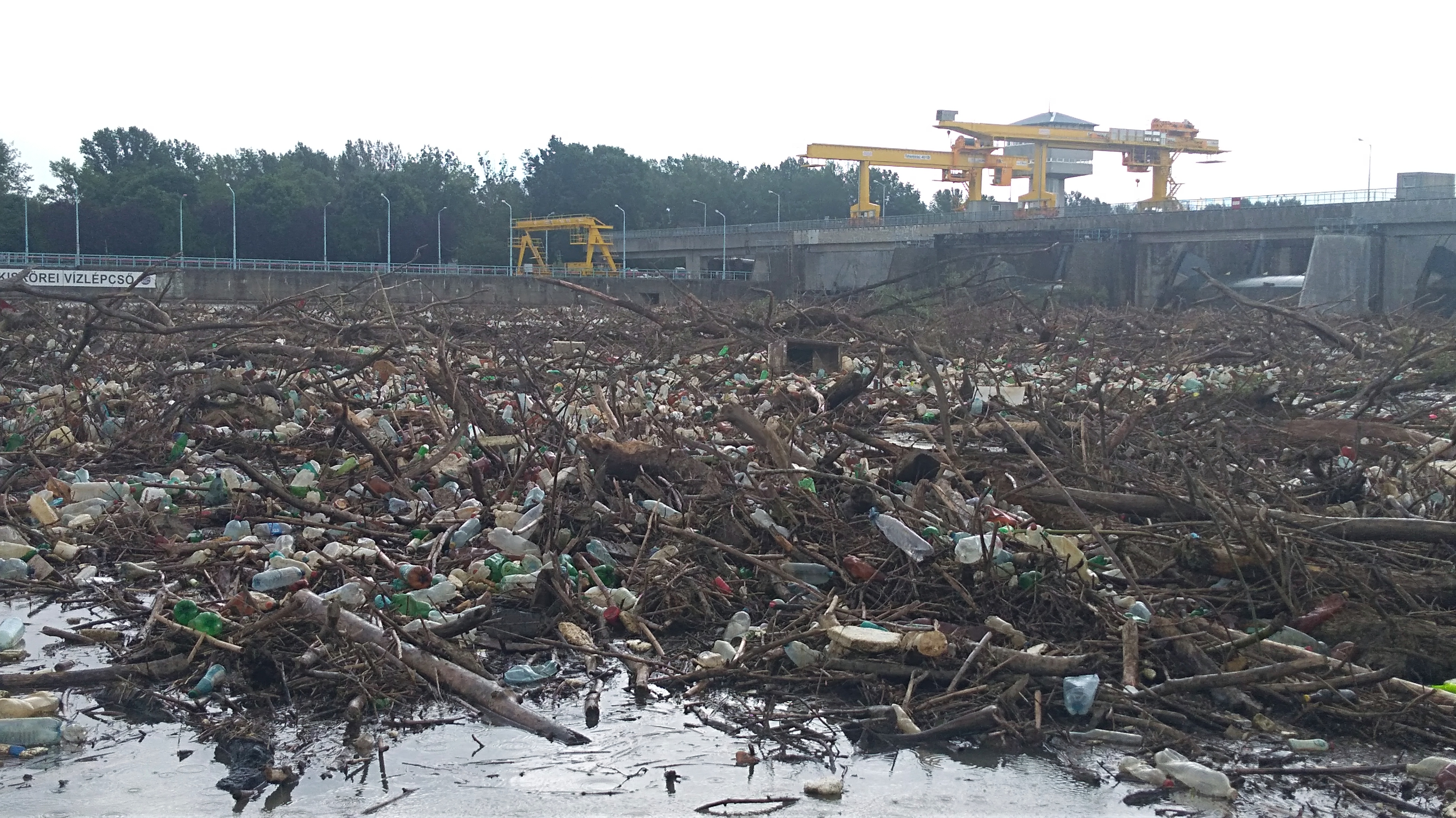 Több tonnányi hulladék halmozódott fel a kiskörei vízlépcsőnél