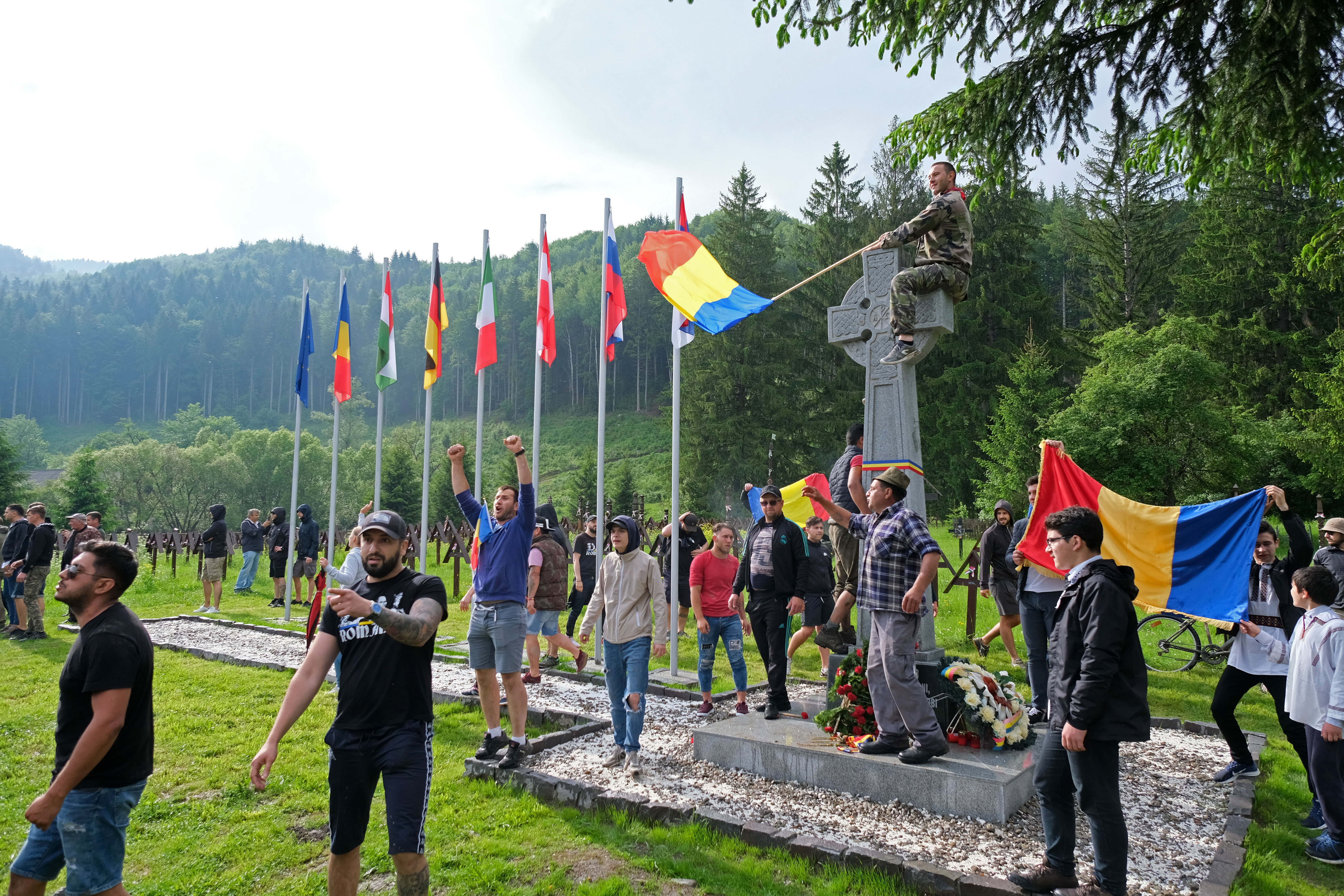 A román nácik a bírósági ítélet ellenére sem hajlandók eltávolítani a betonkeresztjeiket az úzvölgyi magyar katonatemetőből