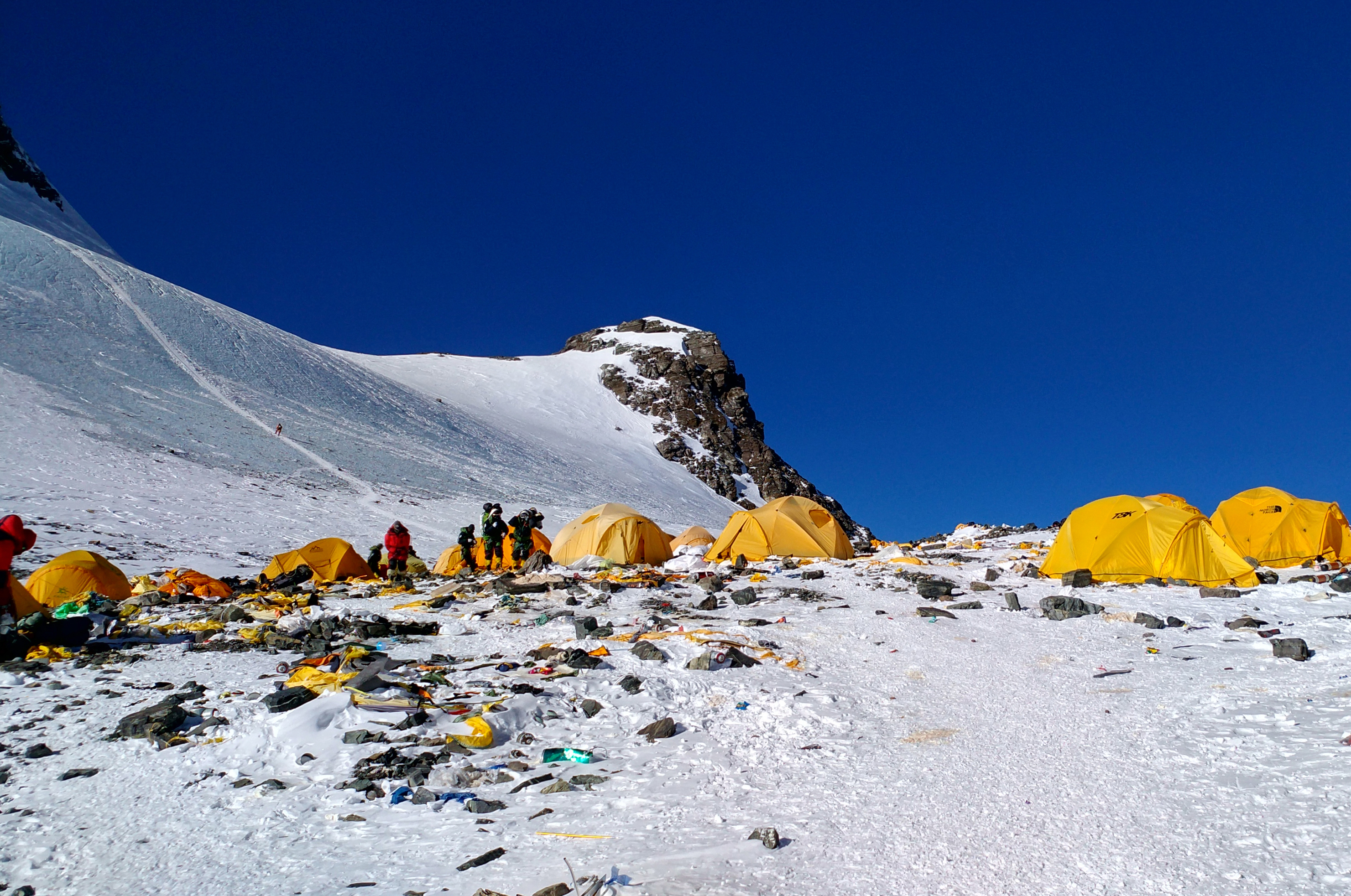Négy holtestet és 11 tonna szemetet hoztak le a Mount Everestről