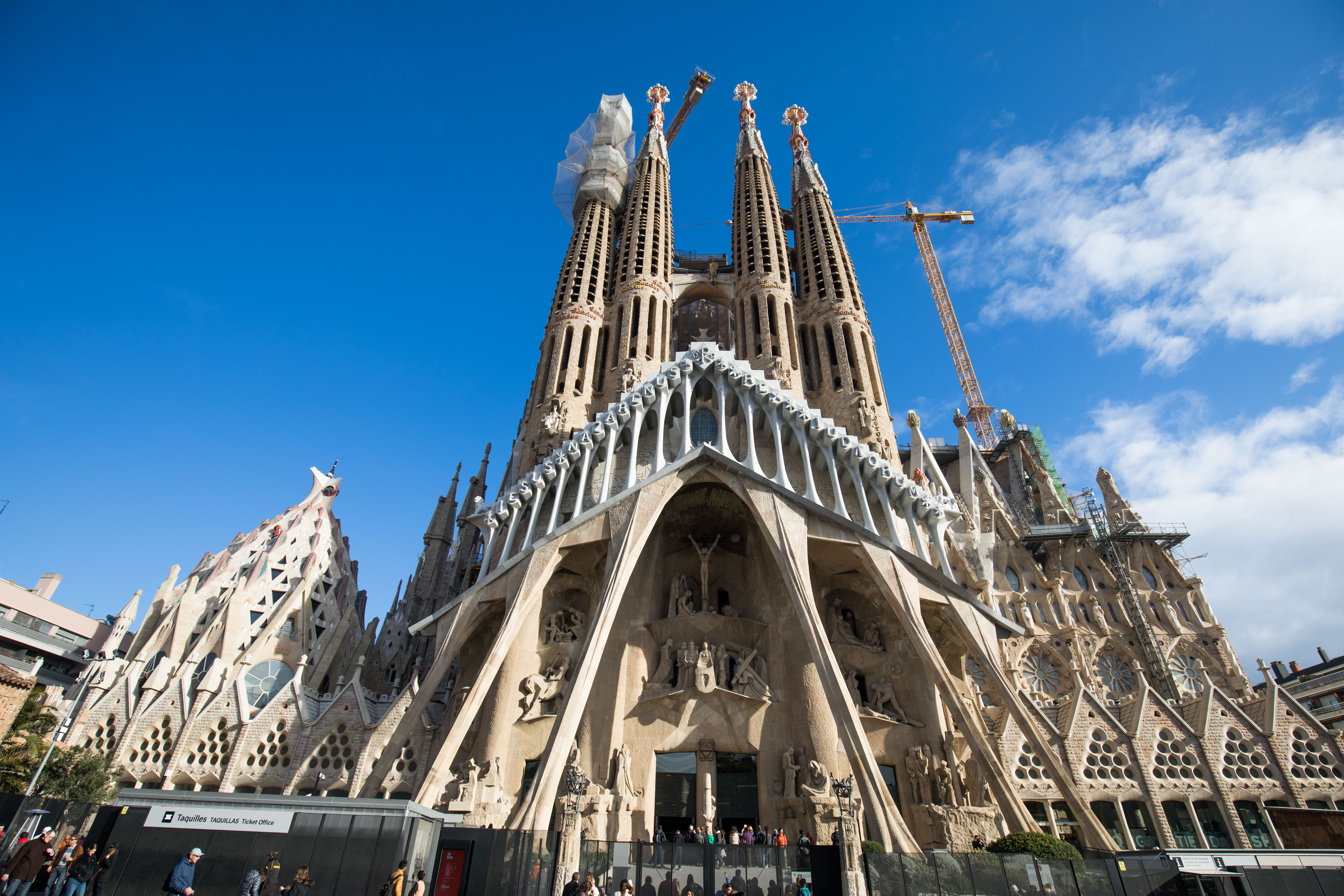 137 évvel a munkák megkezdése után építési engedélyt kapott a Sagrada Familia