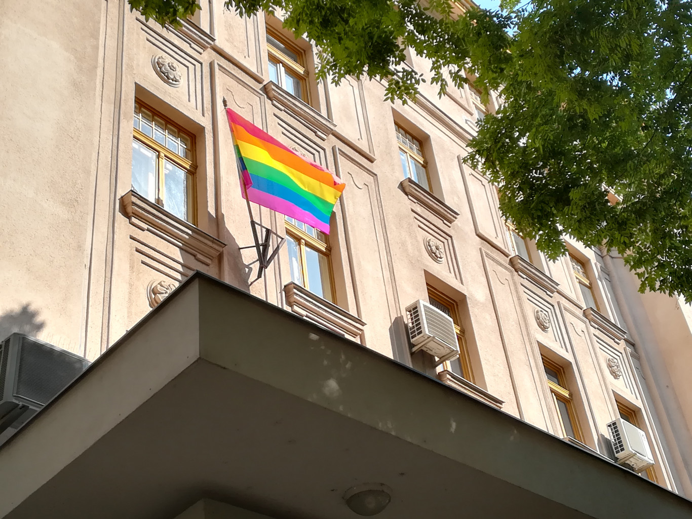 Megszavazták a szivárványos zászlók középületekre helyezésének tilalmát