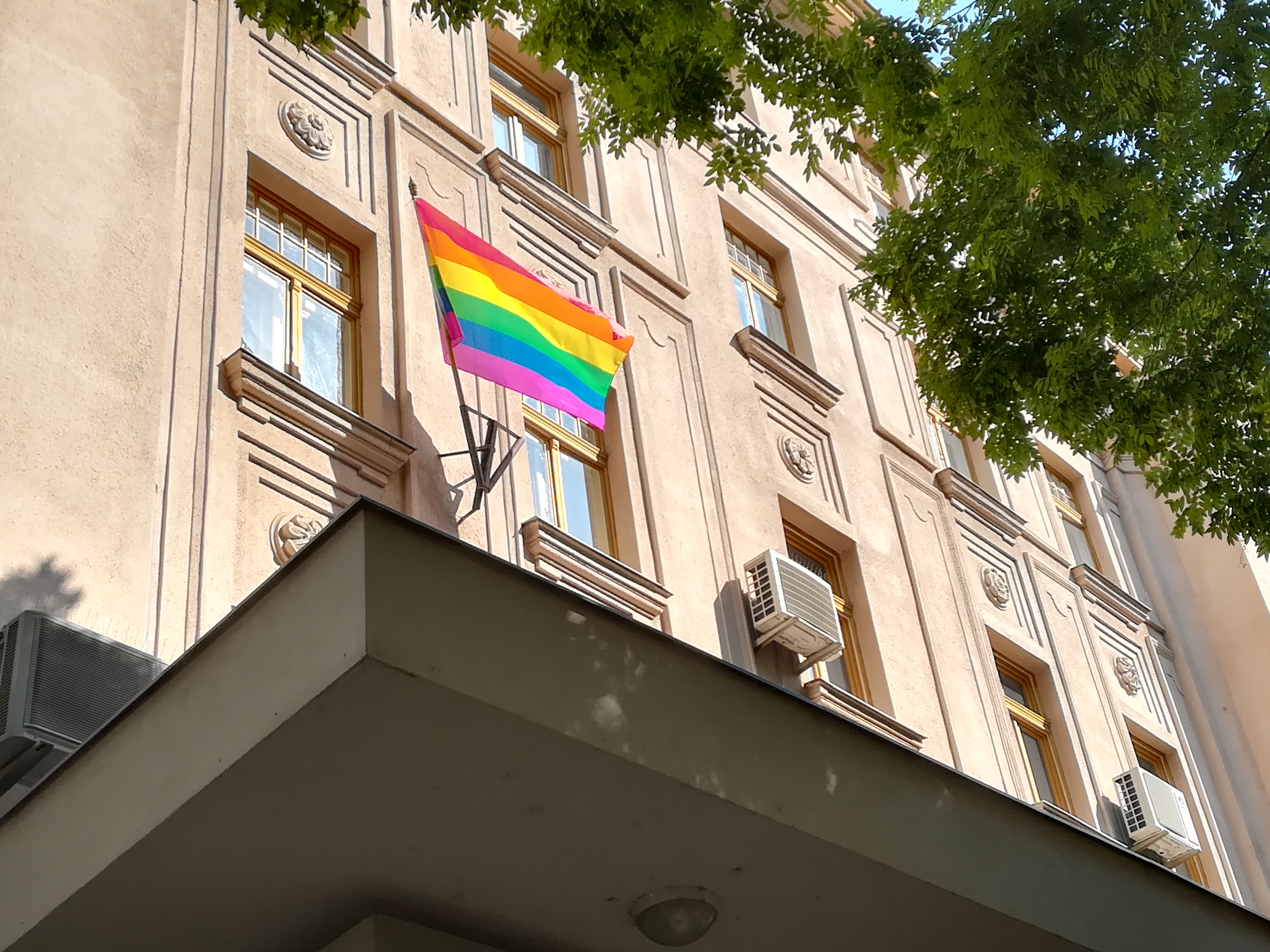 Lelopták a szivárványos zászlót a zuglói polgármesteri hivatal épületéről