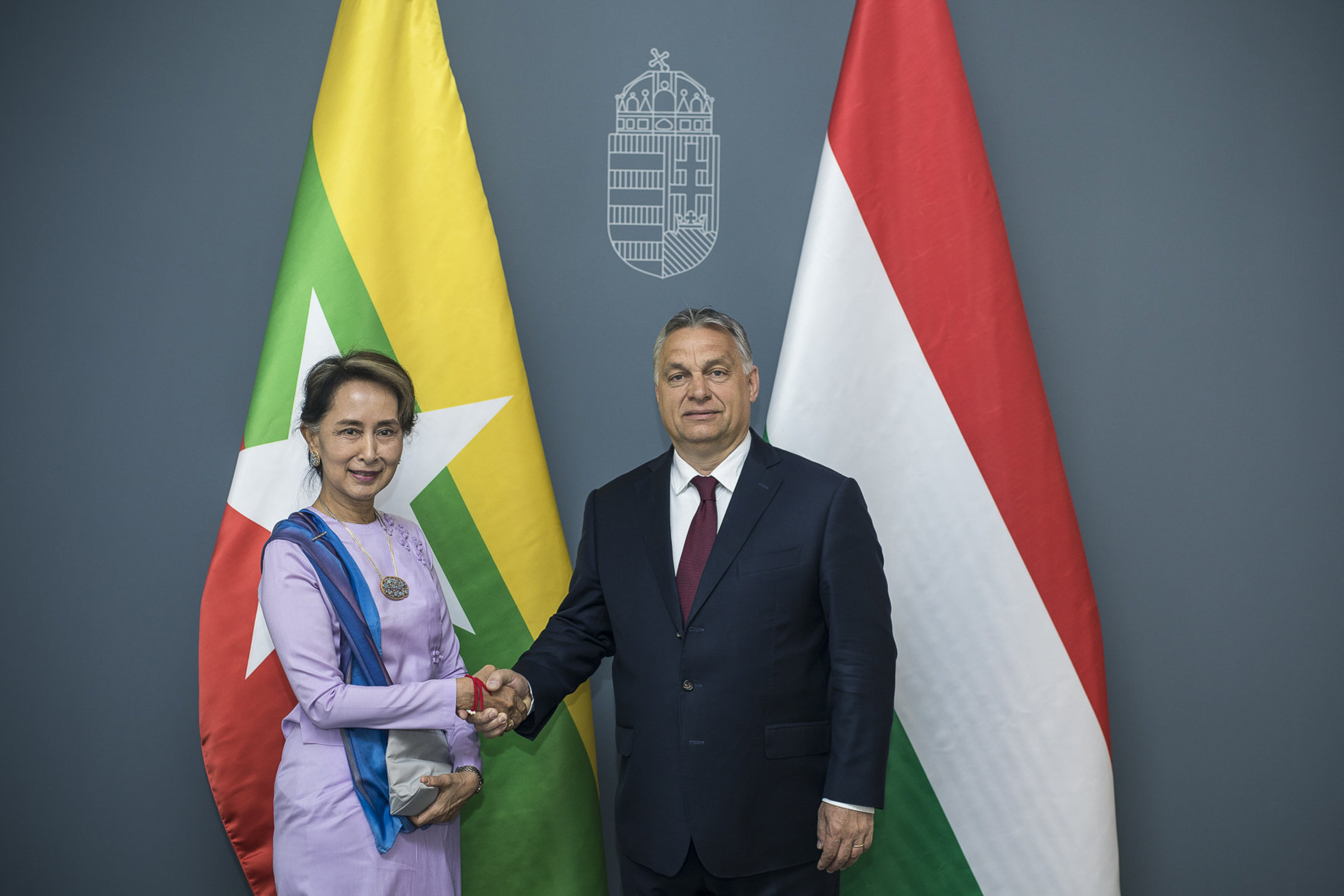 Amikor Orbán Viktor a mianmari miniszterelnökkel, Aung Szan Szú Kjival beszéli meg a muszlim bevándorlás problémáját, az felvet bizonyos ízlésbeli kérdéseket