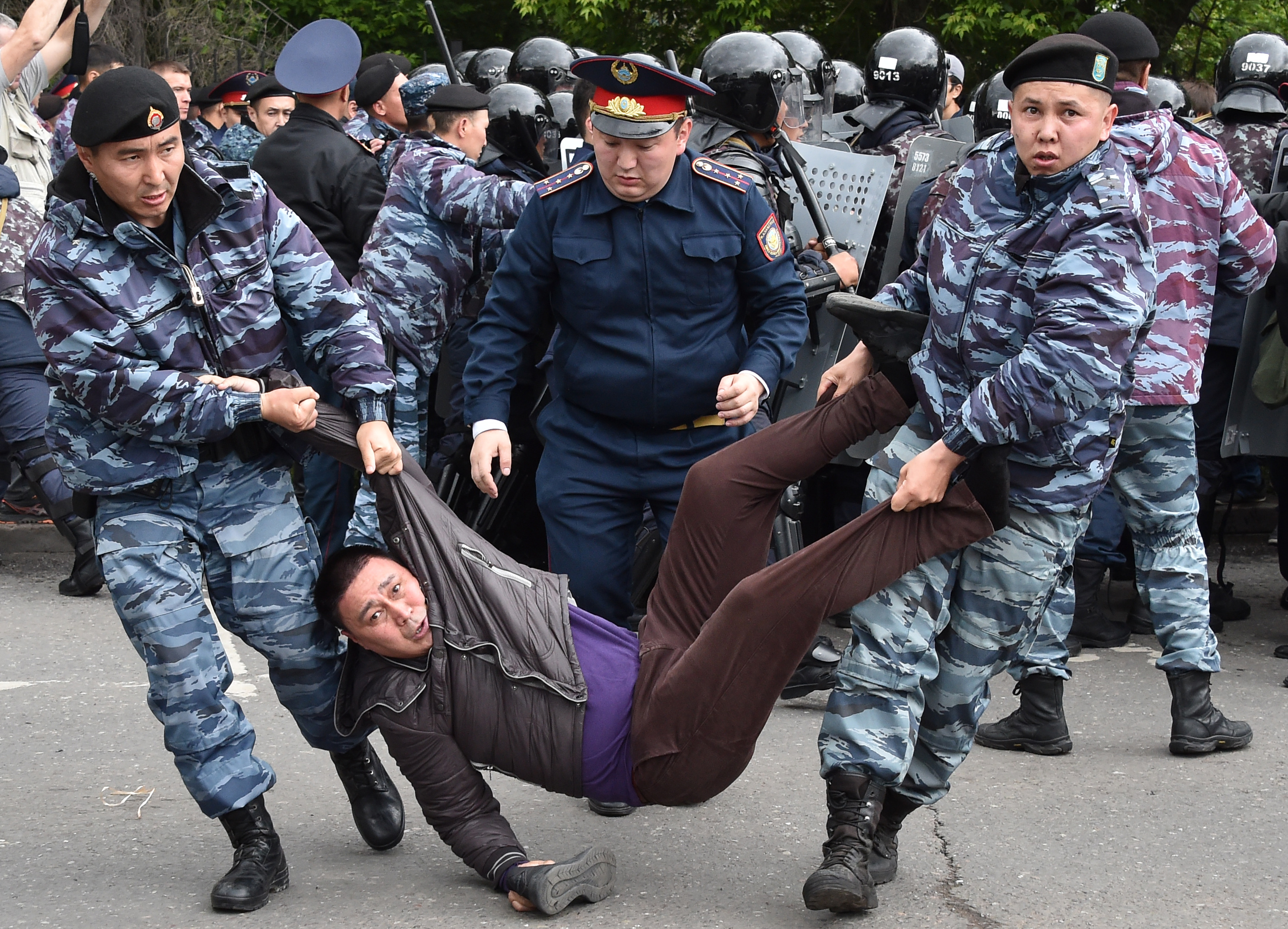 „Szabadság” – skandálták a kazah tüntetők, ötszázat őrizetbe is vettek