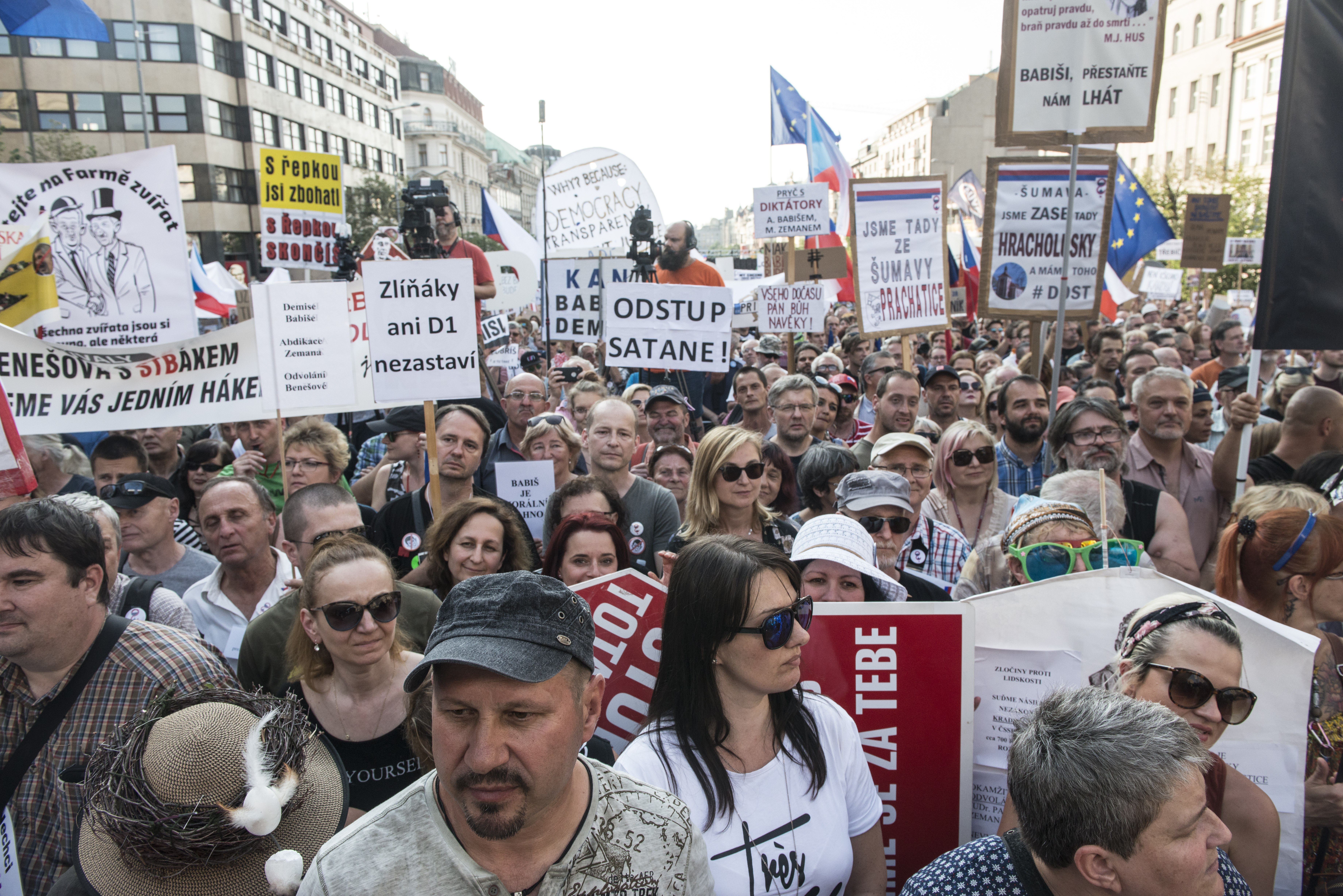 Háromszáz cseh városban tüntettek Andrej Babis lemondását követelve