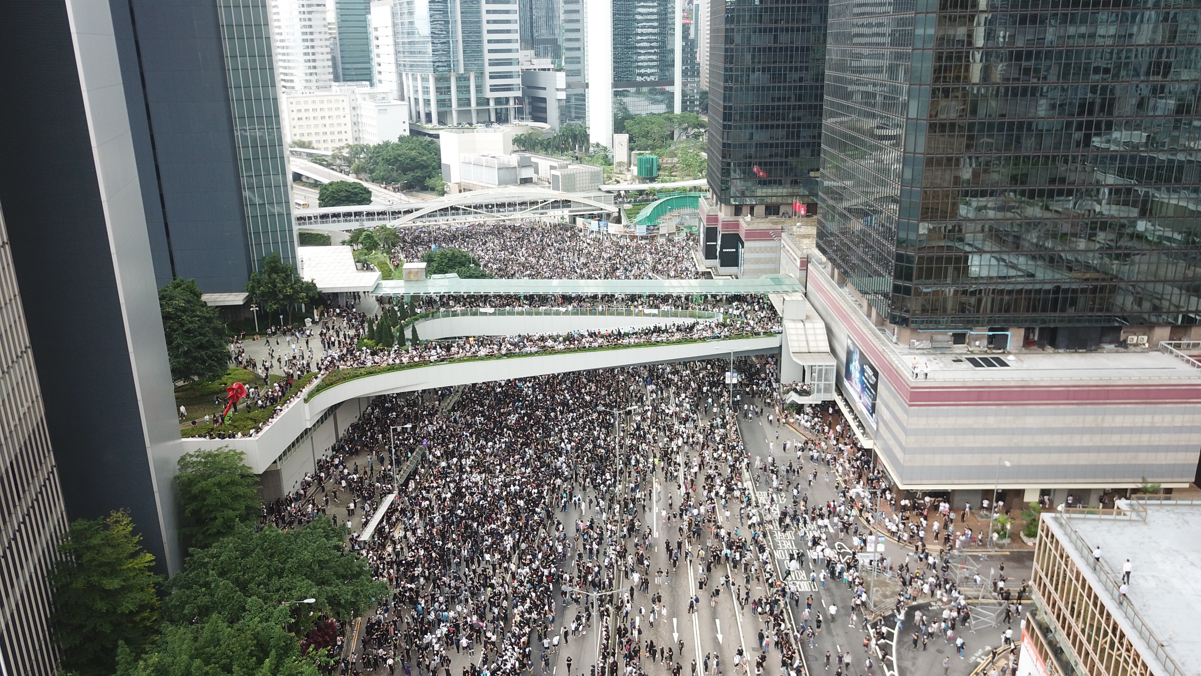 Könnygázzal oszlatja a rendőrség a hongkongi tüntetést