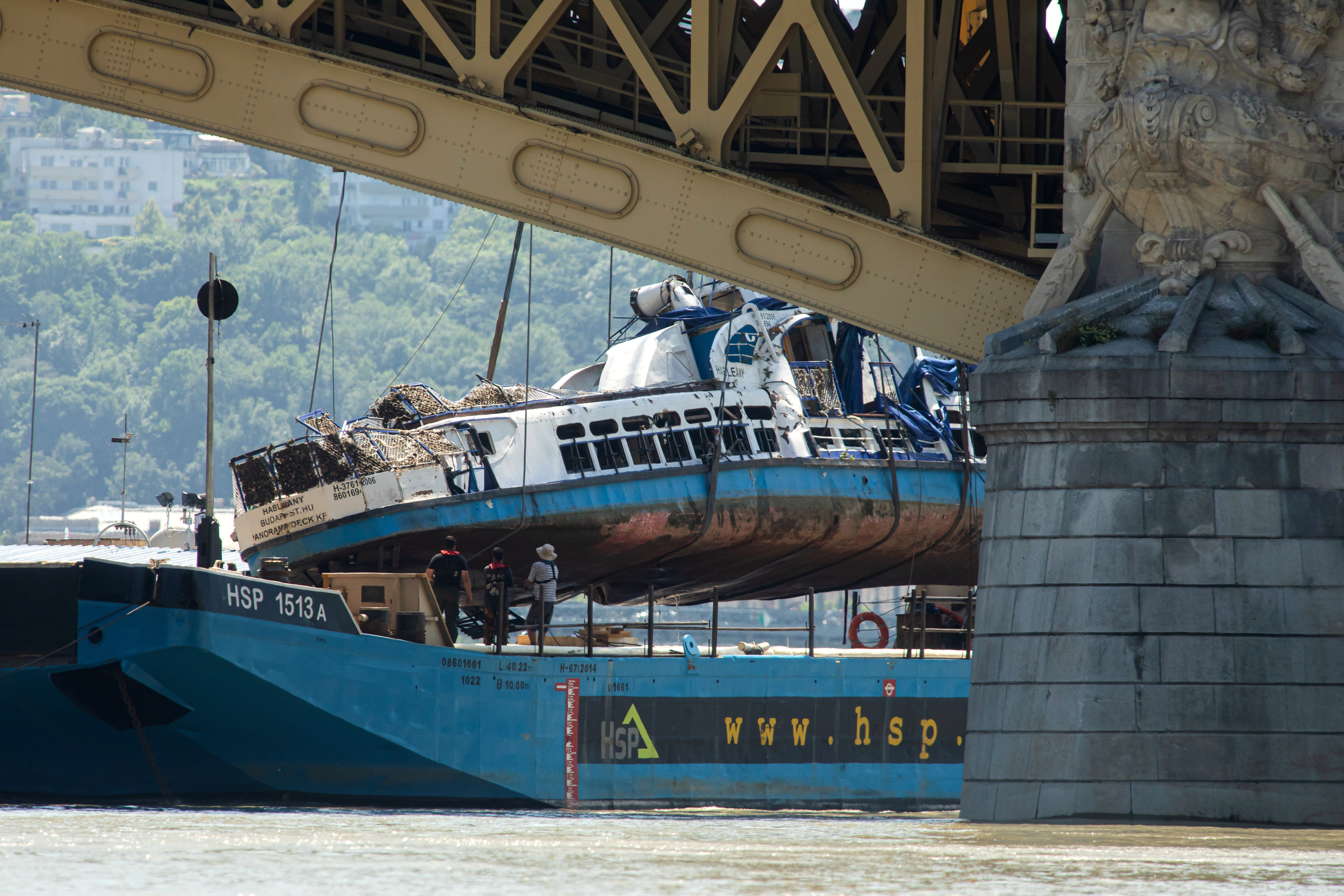 A Clark Ádám úszódaru az elszállítást végzõ uszályra emeli a balesetben elsüllyedt Hableány turistahajó roncsát 2019. június 11-én