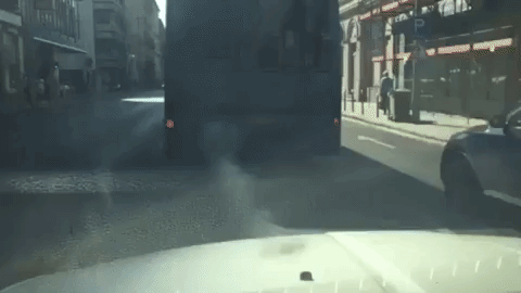 Busz helyett koromfekete füstöt okadó motoros sárkány közlekedik az Üllői úton