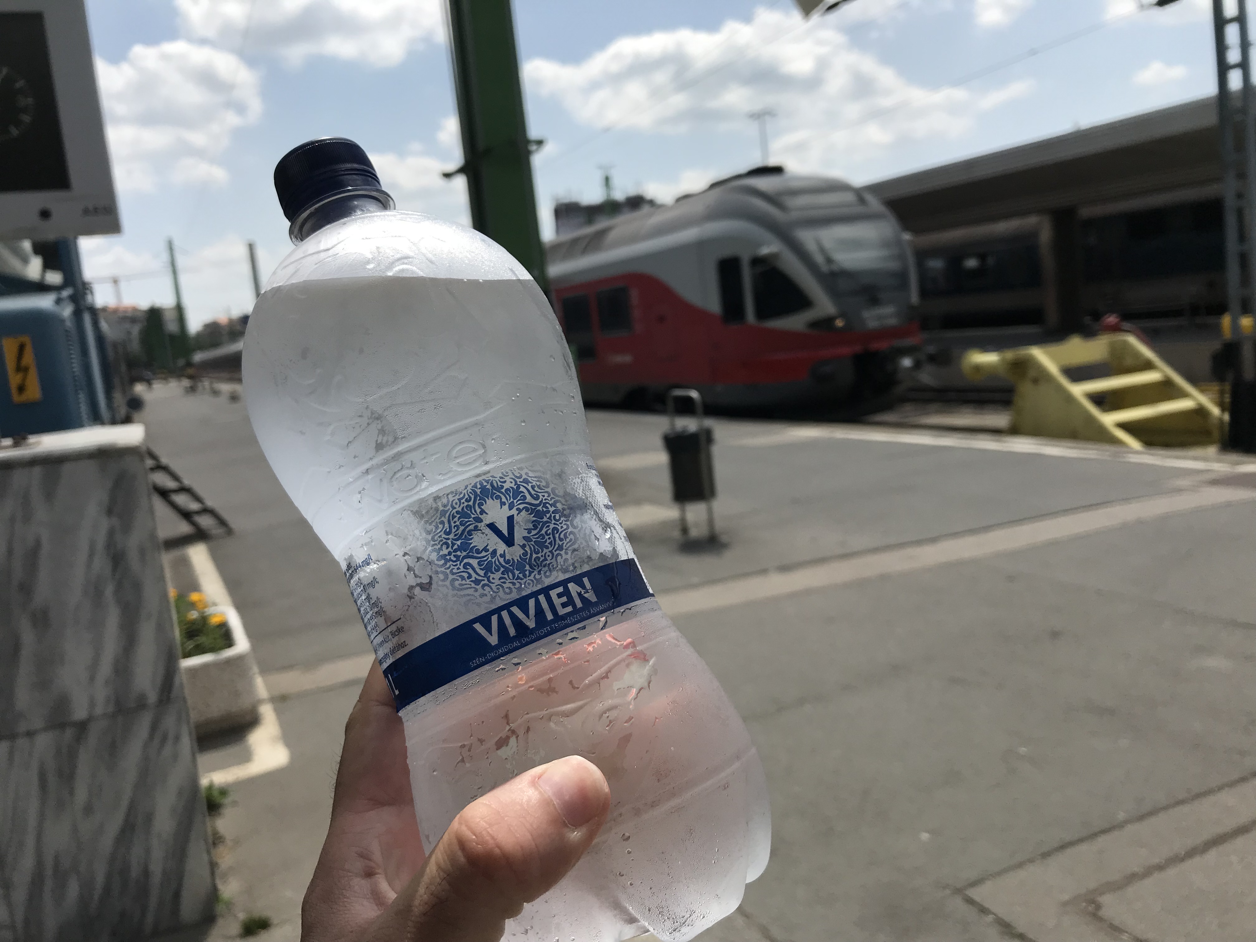 Mészáros Lőrinc „ingyen” vizét osztogatja a MÁV a pályaudvarokon