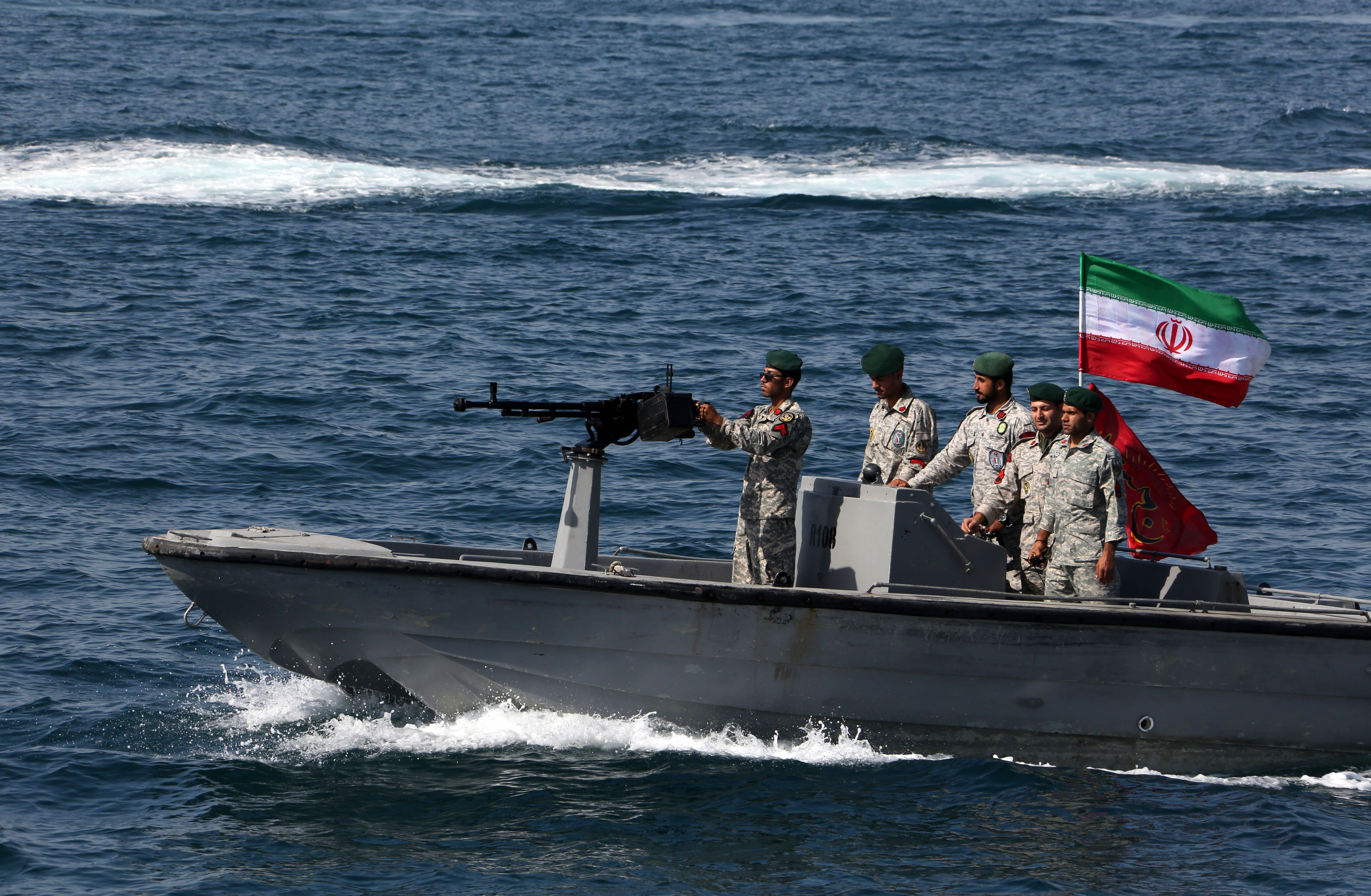 Az amerikaiak szerint iráni hajók próbáltak elfogni egy brit tankert a Hormuzi-szorosban