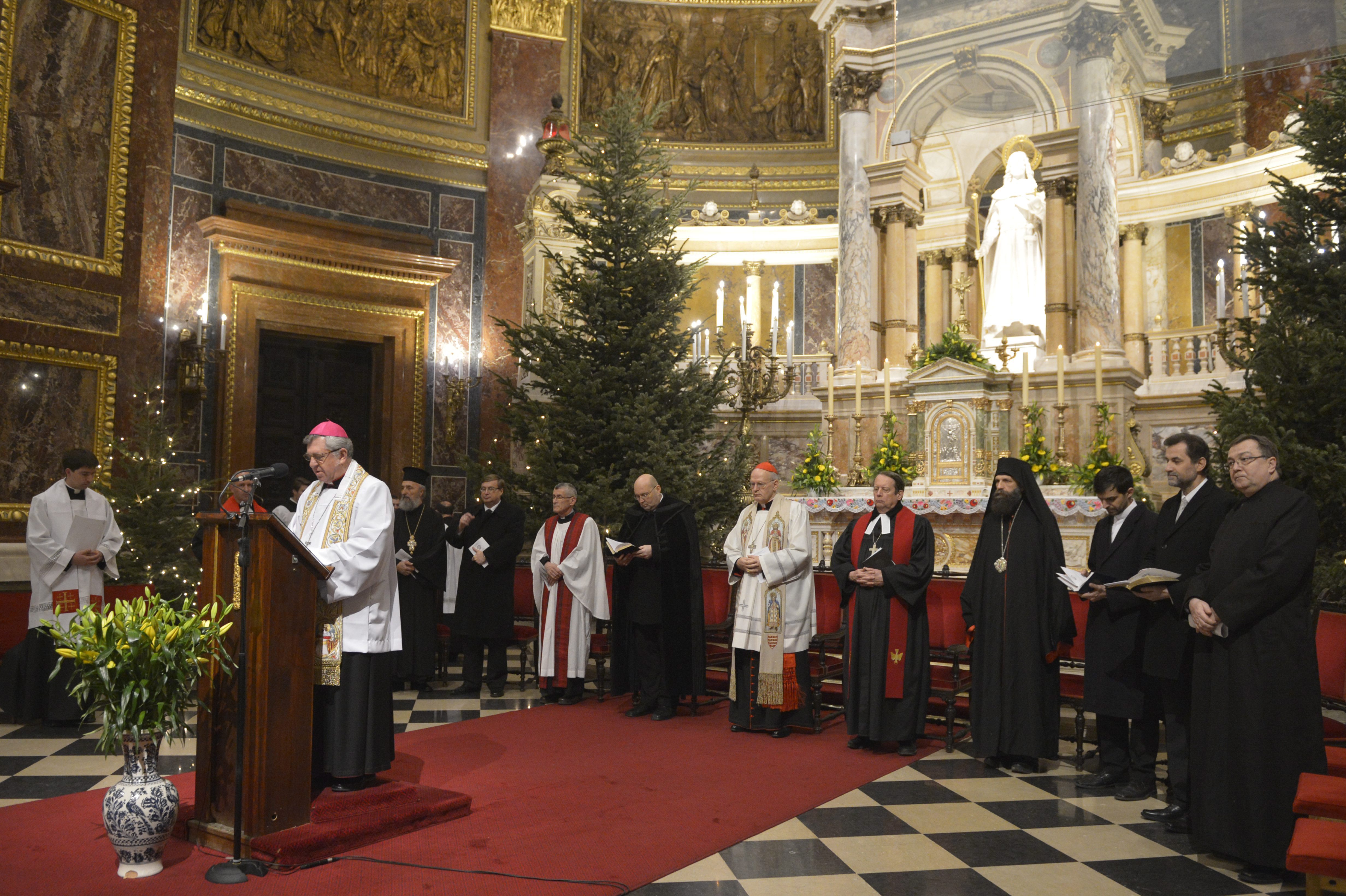 Snell György püspök, a Bazilika plébánosa beszél az ökumenikus imahét országos megnyitó istentiszteletén a budapesti Szent István-bazilikában 2015. január 18-án. Mögötte Erdő Péter és más egyházak vezetői
