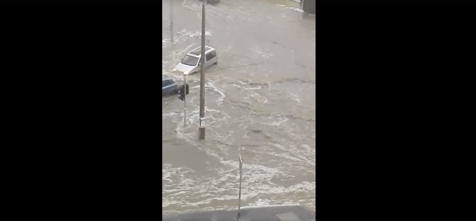 Elárasztotta az eső Komló egyik utcáját