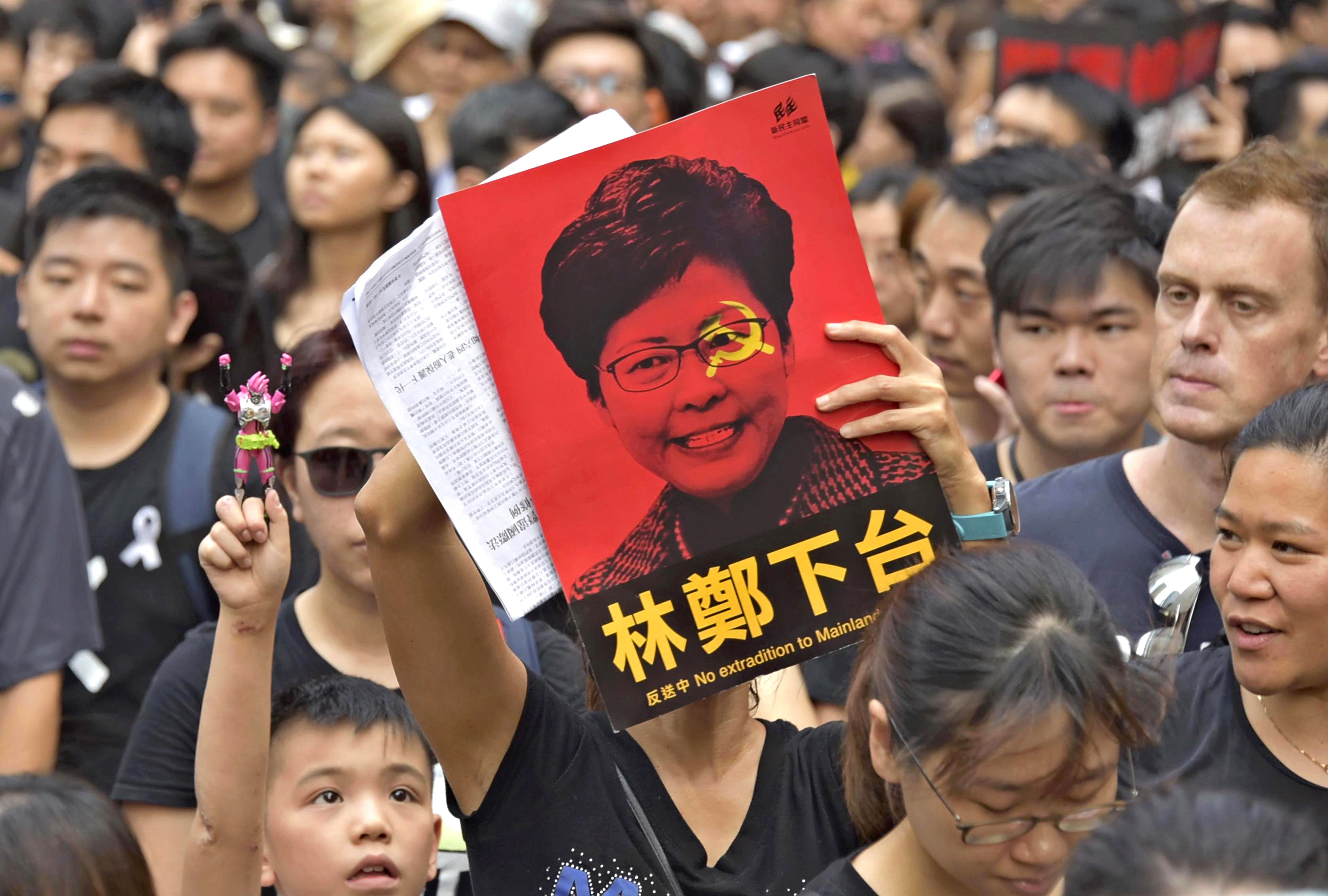 Peking nem engedné a hongkongi vezető lemondását