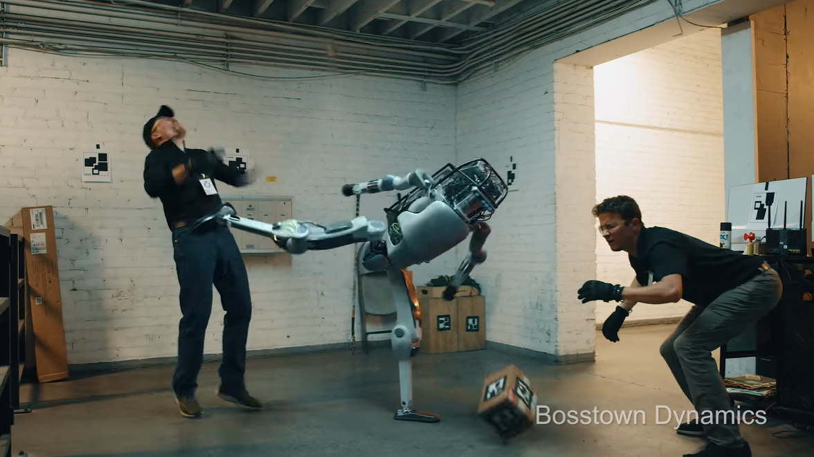 Emberekre visszatámadó, bántalmazott robotról terjed egy videó, és sokan valódinak hiszik