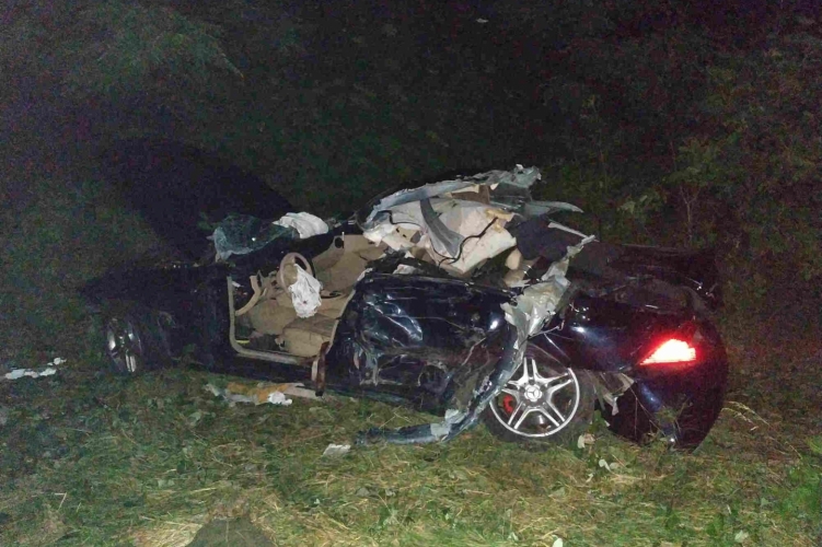 Halálos baleset volt az MO-son, egy osztrák Mercedes rohant bele egy álló szlovák teherautóba, aztán nekiütközött egy német autó utasainak