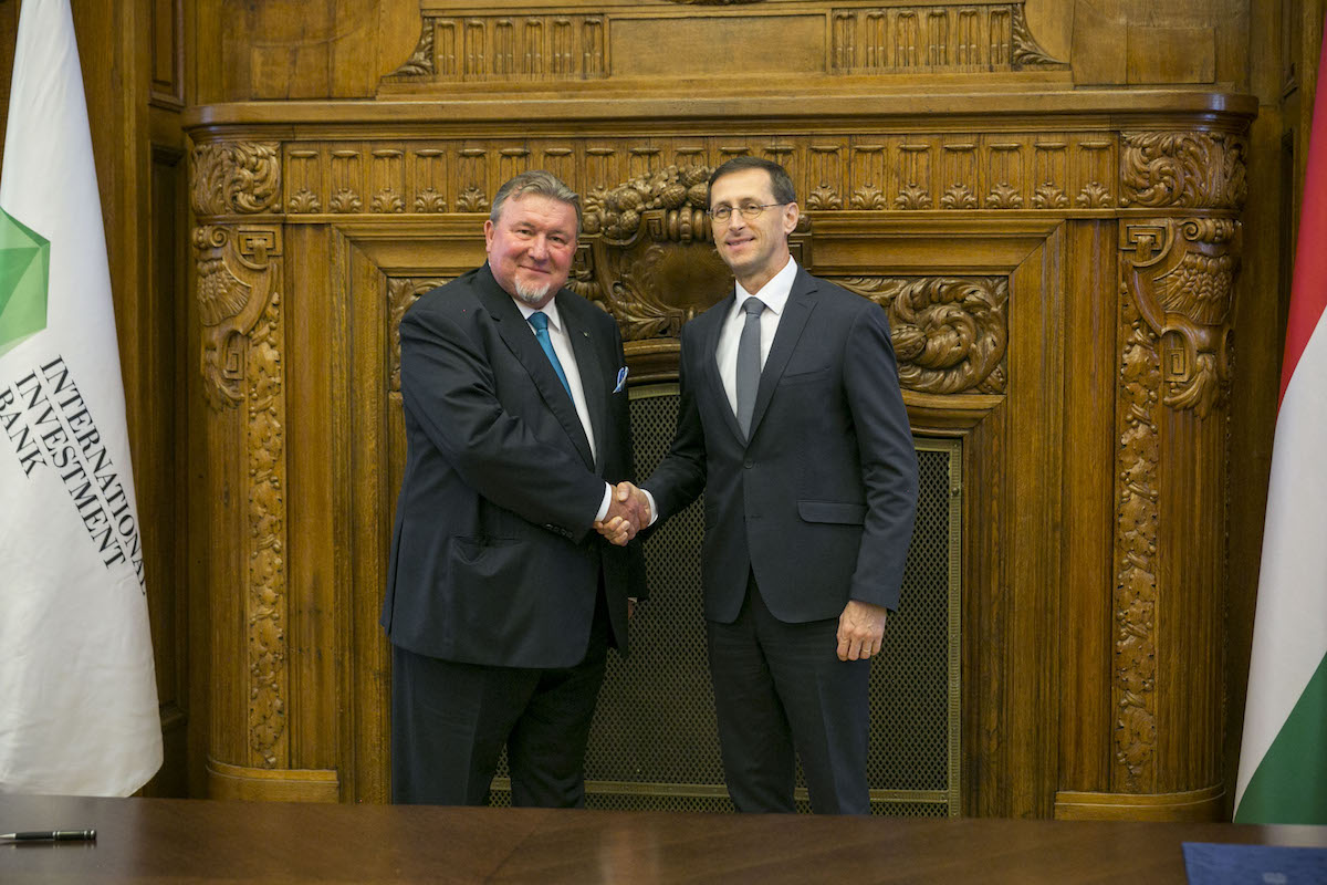 Nyikolaj Koszov és Varga Mihály pénzügyminiszter