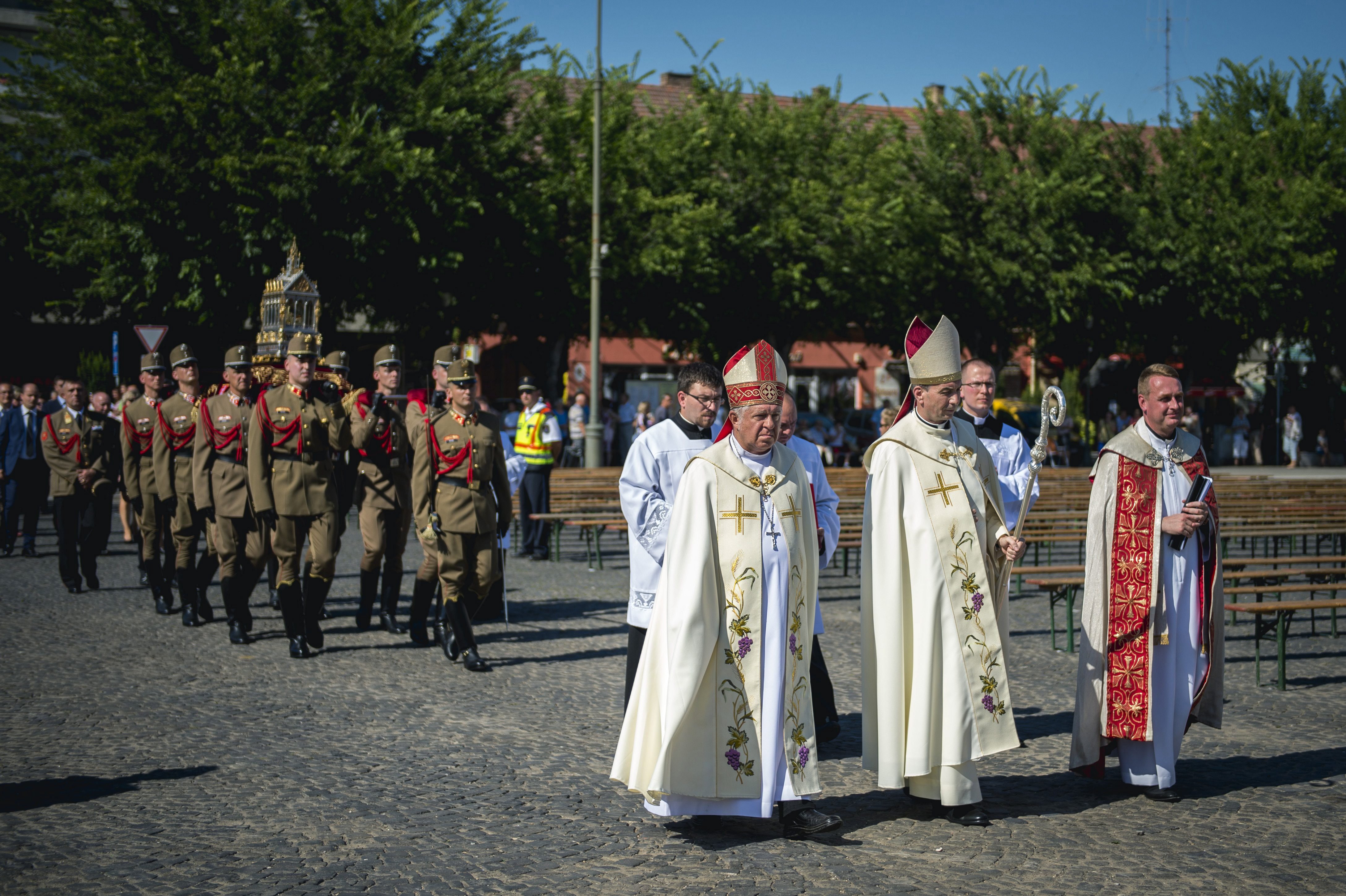 Udvardy György pécsi megyés püspök (b2) és Snell György püspök, a Szent Jobb őre (b) a Szent Jobb-körmeneten, a mohácsi csata 490. évfordulója alkalmából tartott megemlékezésen 2016. augusztus 28-án
