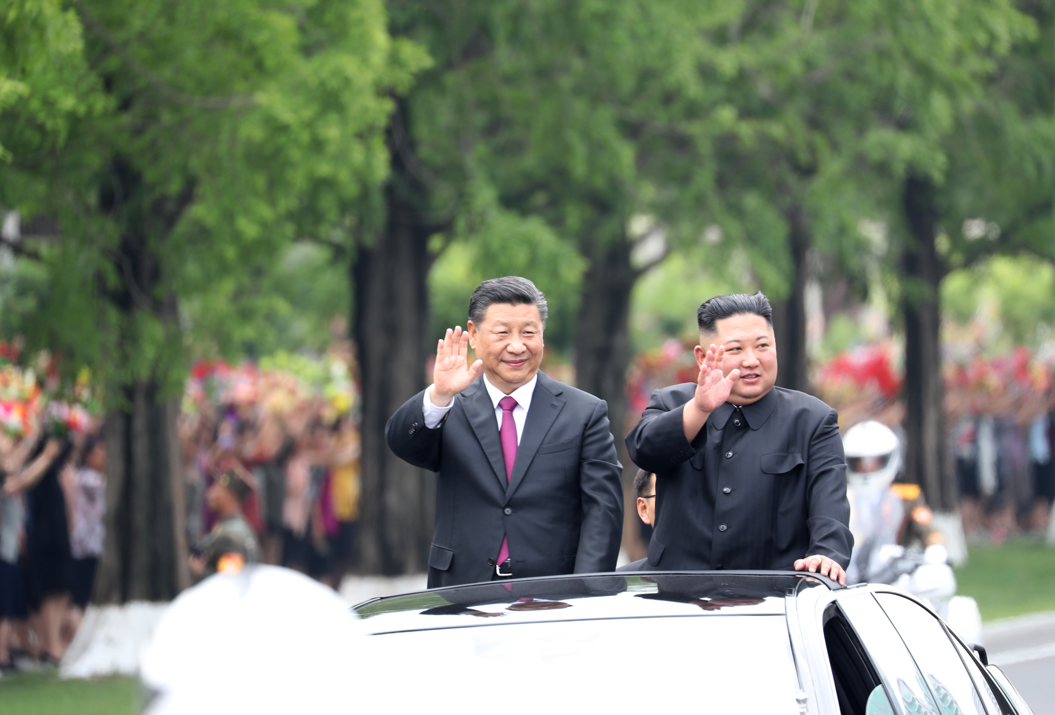 Pompásat parádézott a két kommunista diktátor Észak-Koreában