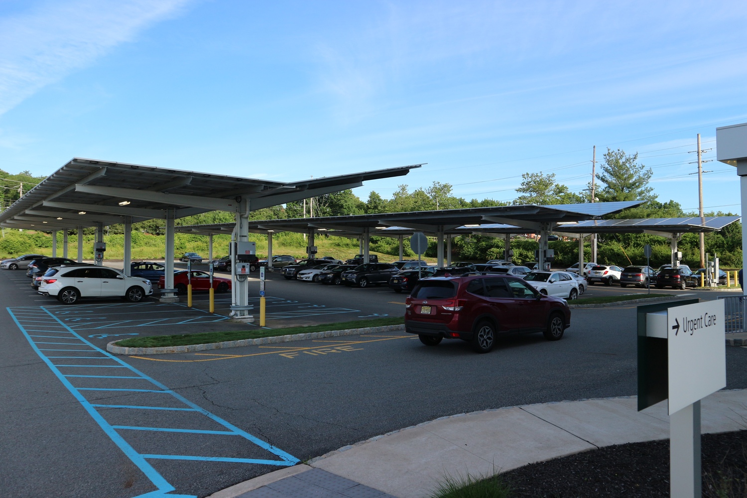 A Florham Park városában lévő egészségügyi központ parkolójában három éve telepítették a napelemes árnyékolót a kocsik fölé