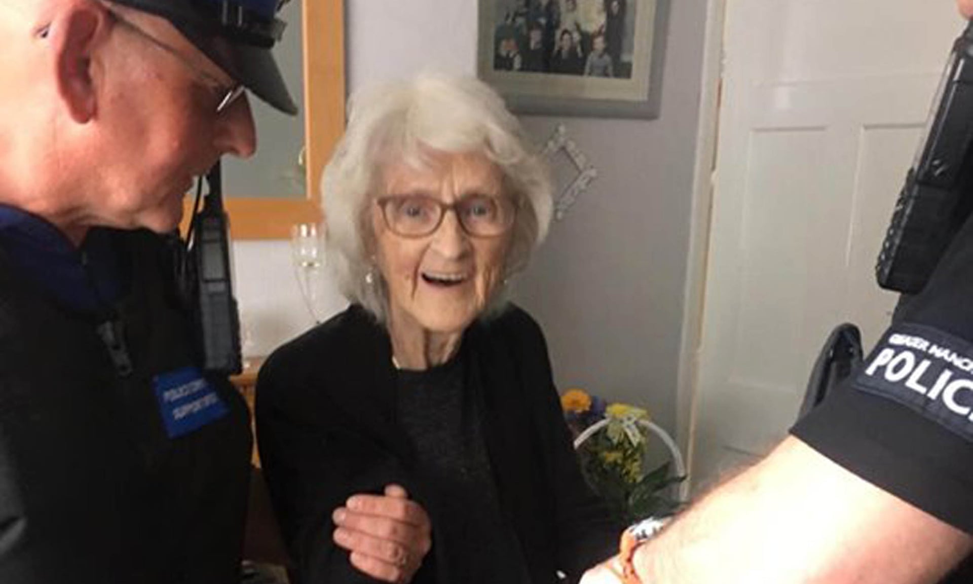 Őrizetbe vett a brit rendőrség egy 93 éves nőt, aki egész életében jó volt, és ez volt az utolsó kívánsága