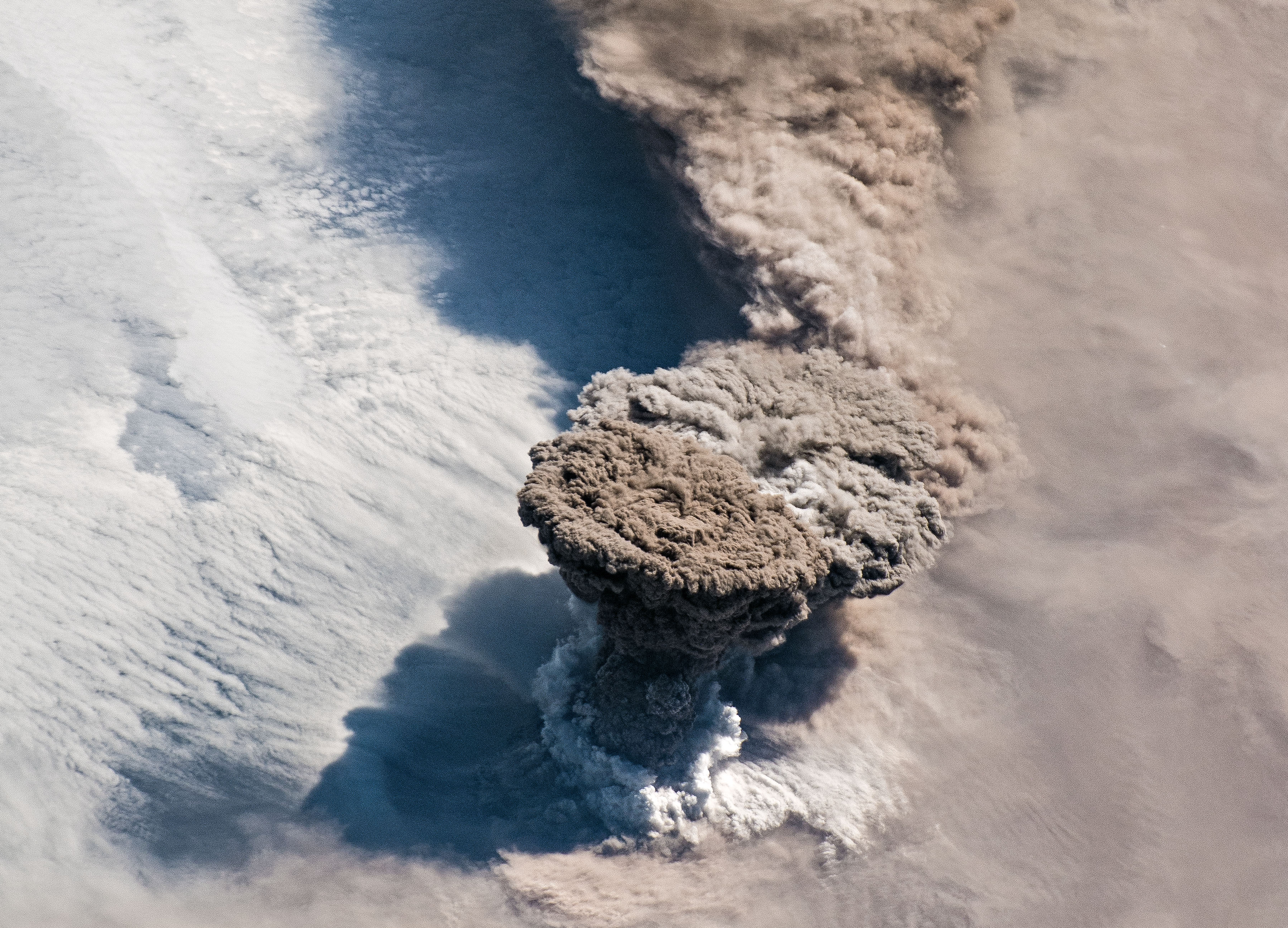 Lélegzetelállító képet lőttek az űrből a 95 év után kitörő Raikoke vulkánról