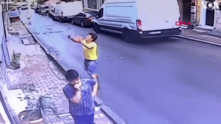 Videóra vették, ahogy a 17 éves járókelő elkapja az ablakon kizuhanó kétéves kislányt