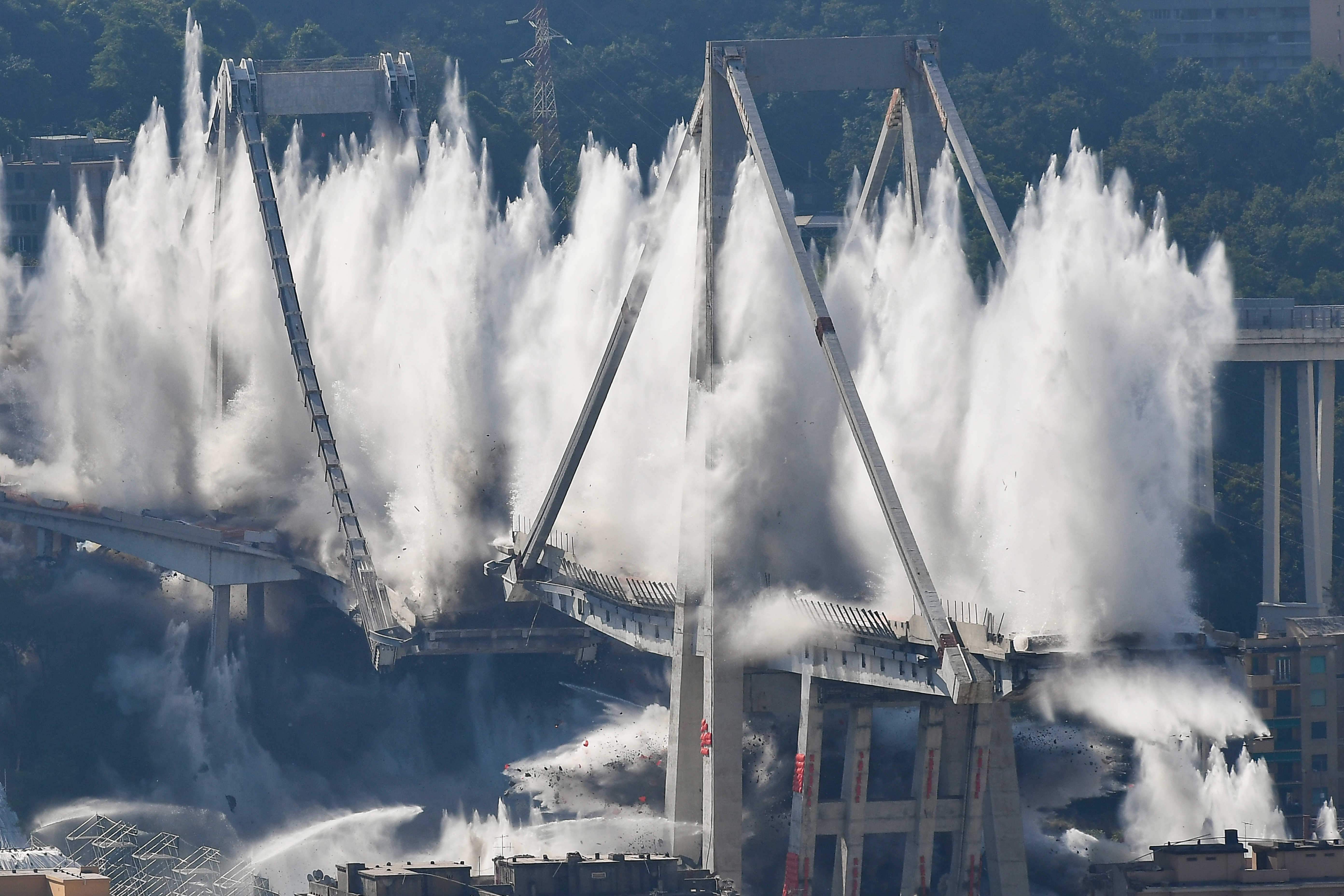 Felrobbantották a tavaly leomlott genovai híd megmaradt pilléreit