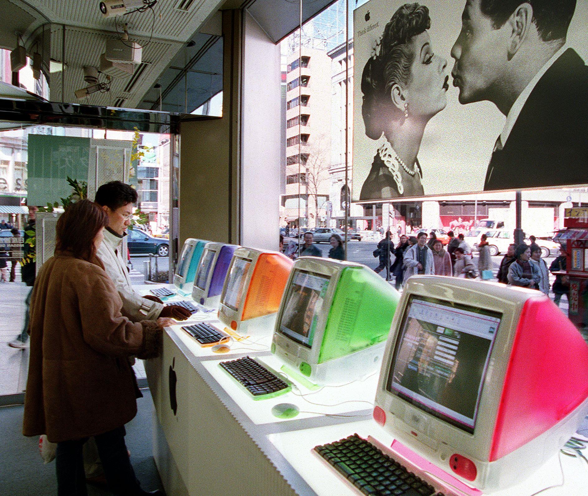 Cukorkák színeiben pompázó iMac-ek Tokióban