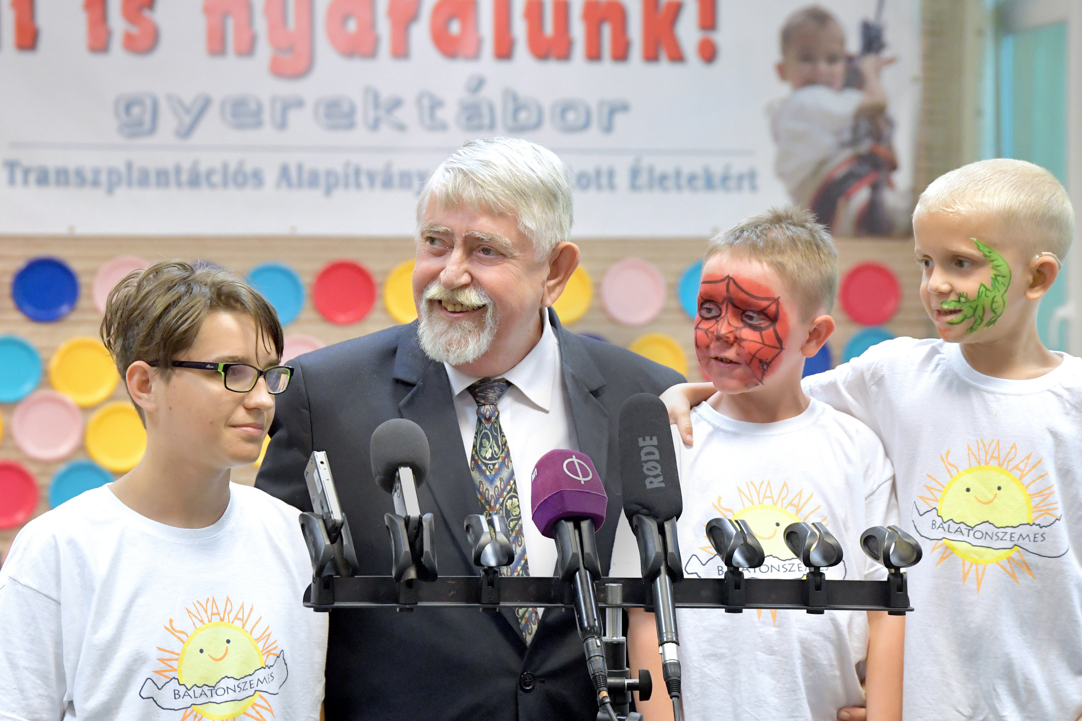 Kásler Miklós emberierőforrás-miniszter nyilatkozik a Transzplantációs Alapítvány Mi is nyaralunk nevű balatonszemesi gyerektáborában tett látogatásán 2019. június 28-án.