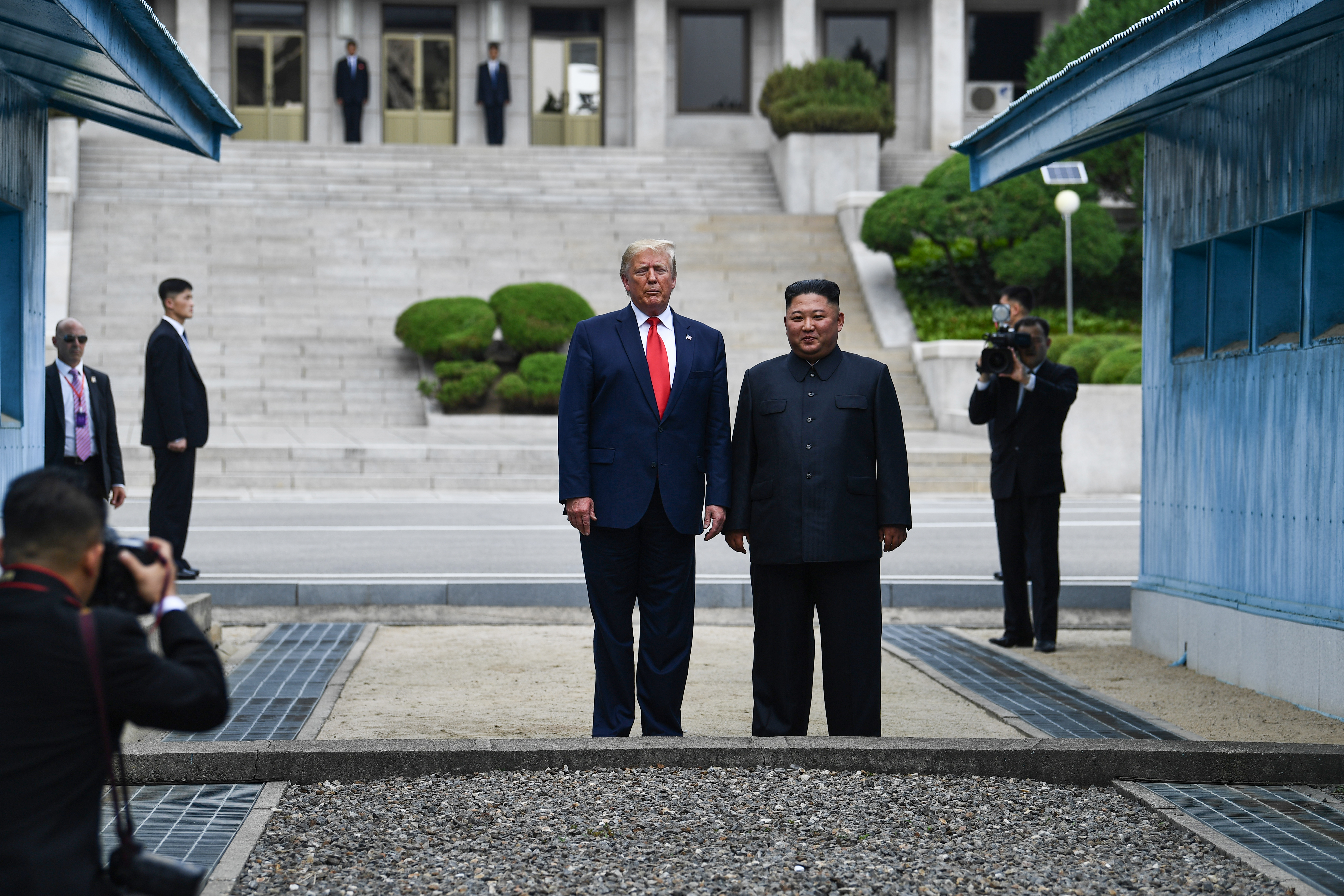 Donald Trump az első amerikai elnök, aki észak-koreai területre lépett