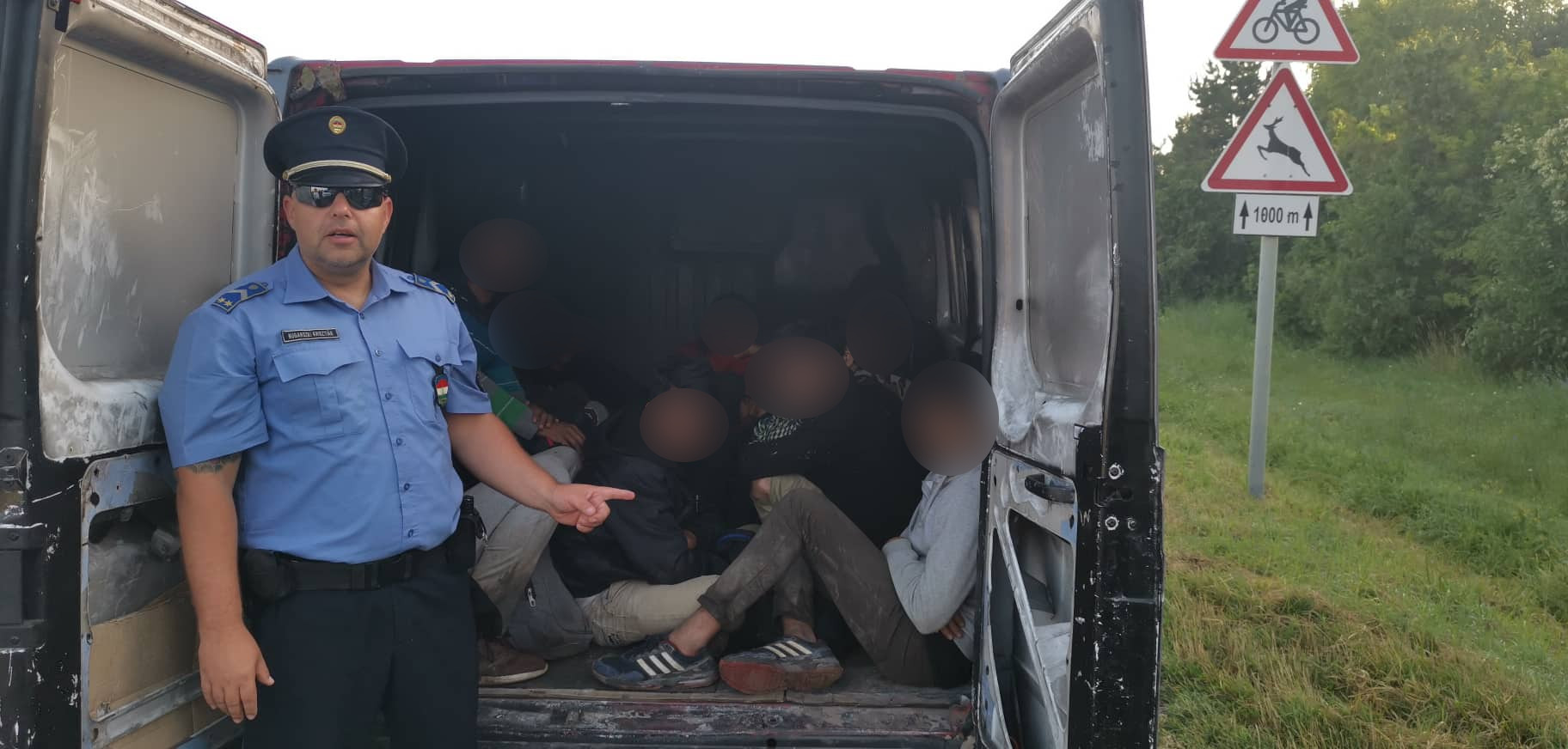 12 afgán és pakisztáni férfi volt egy román kisbuszban Kölkednél