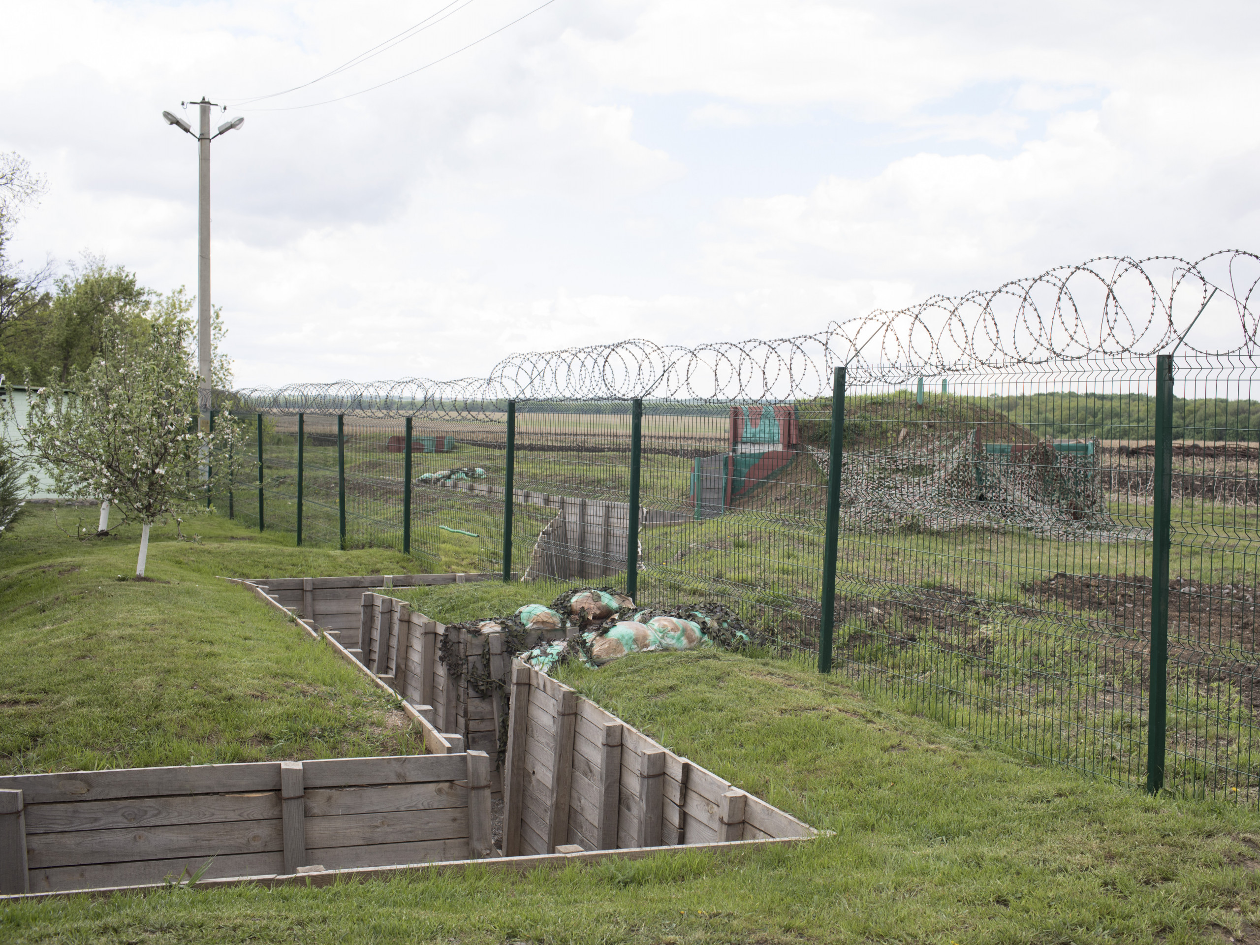 Russian border. Забор на границе Норвегии и России. Украина забор заповедник. Украина забор заповедник умалишенных. Как надо строить на границе решетка.