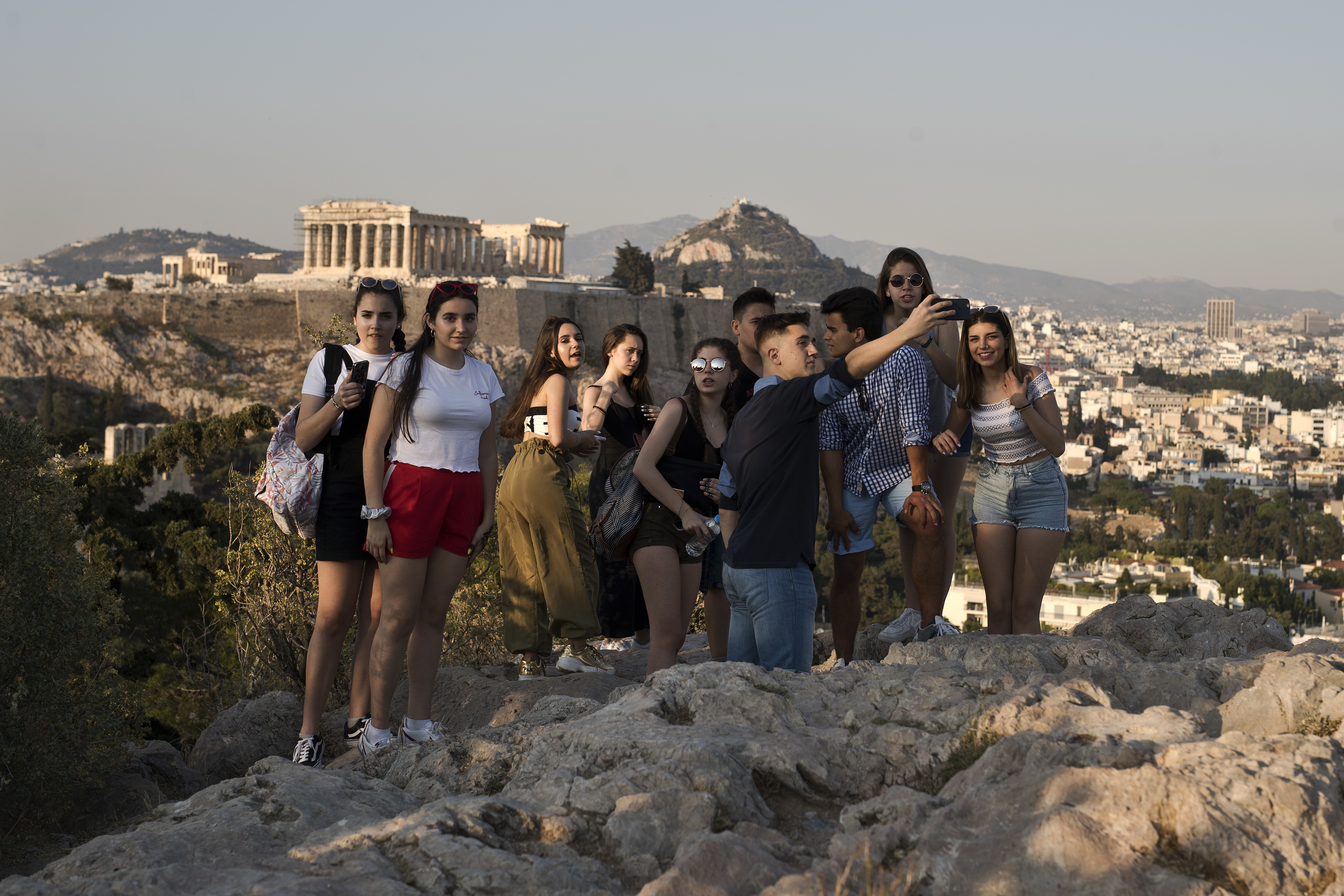 Spanyol turisták Athénban 2018 tavaszán.