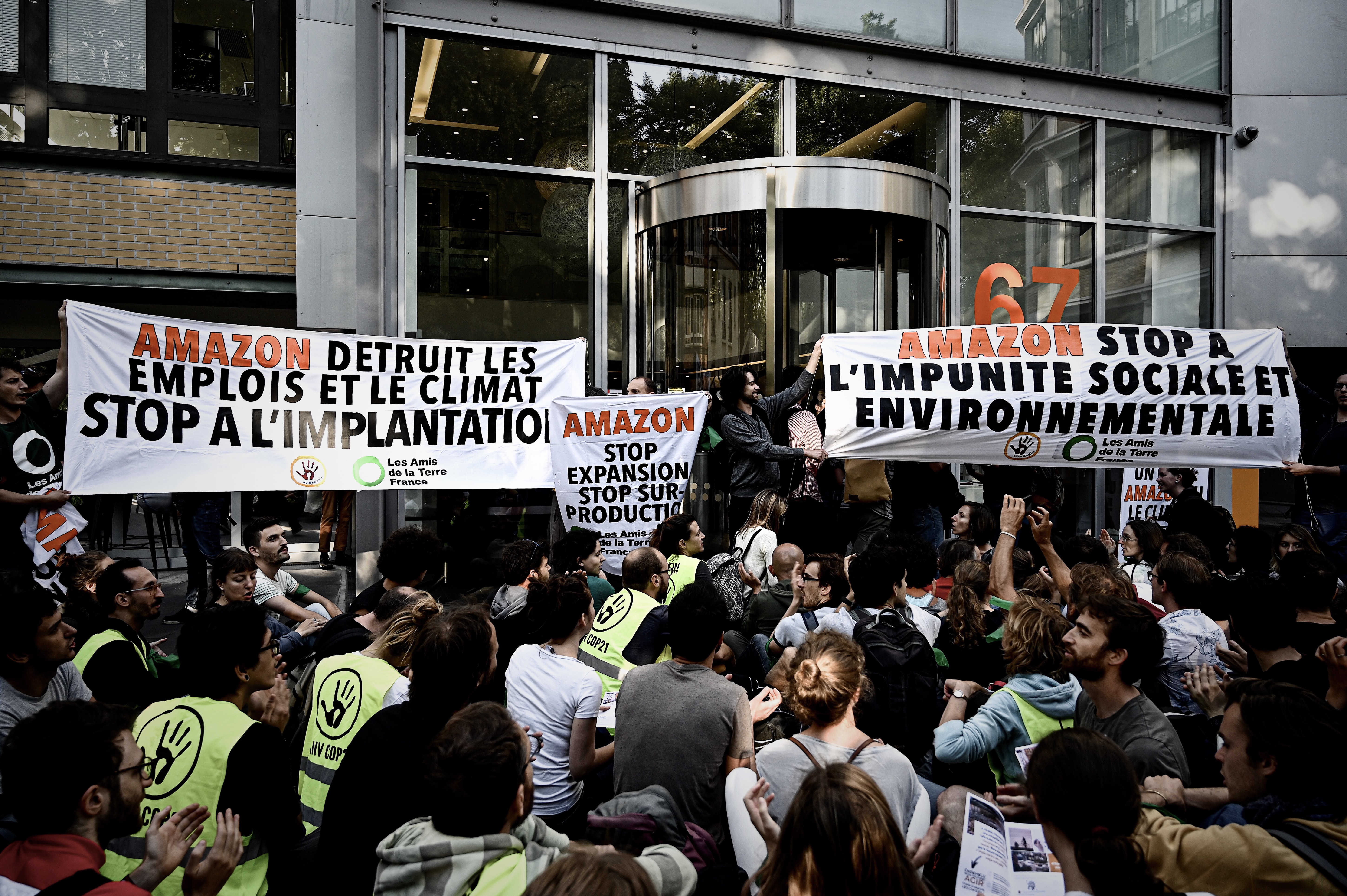 Megrohamozták az Amazon raktárait a francia fiatalok