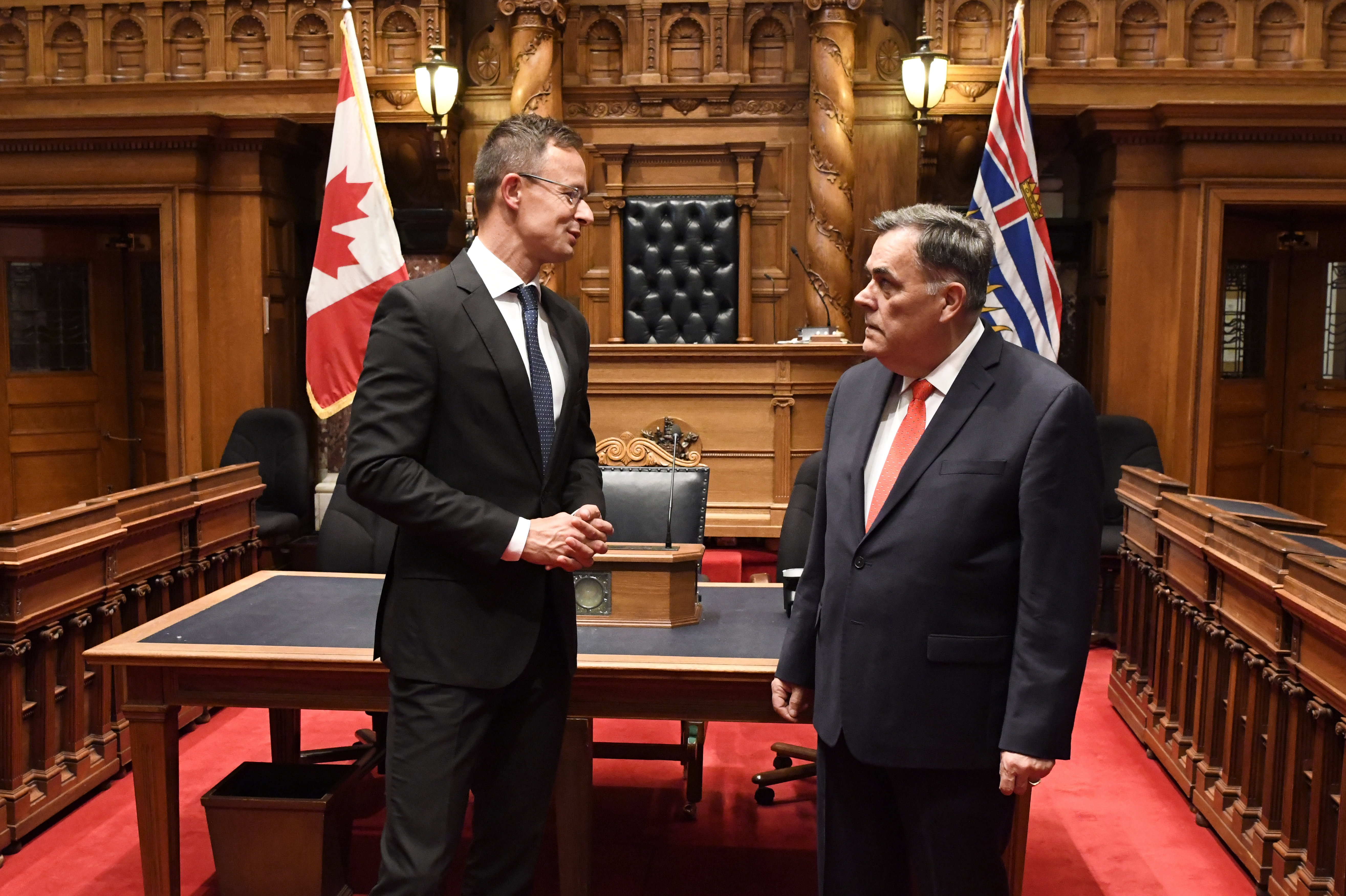 Darryl Plecas Brit Kolumbia parlamentjének elnöke (j) fogadja Szijjártó Péter külgazdasági és külügyminisztert Victoriában 2019. július 3-án.