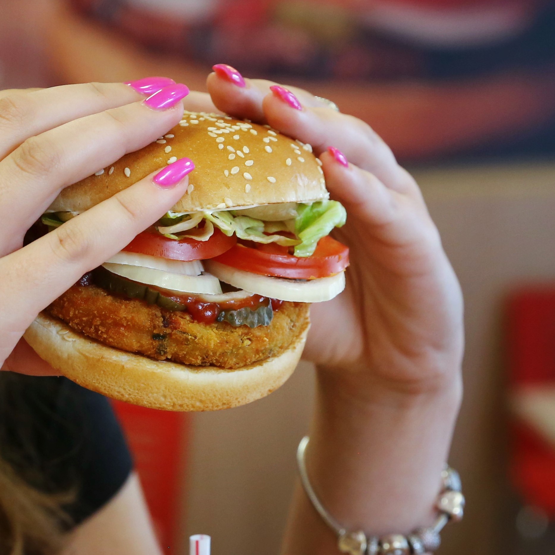 A Burger King rájött, hogy a vegáknak szánt zöldségpogácsákat nem feltétlenül érdemes a húsokkal együtt sütni