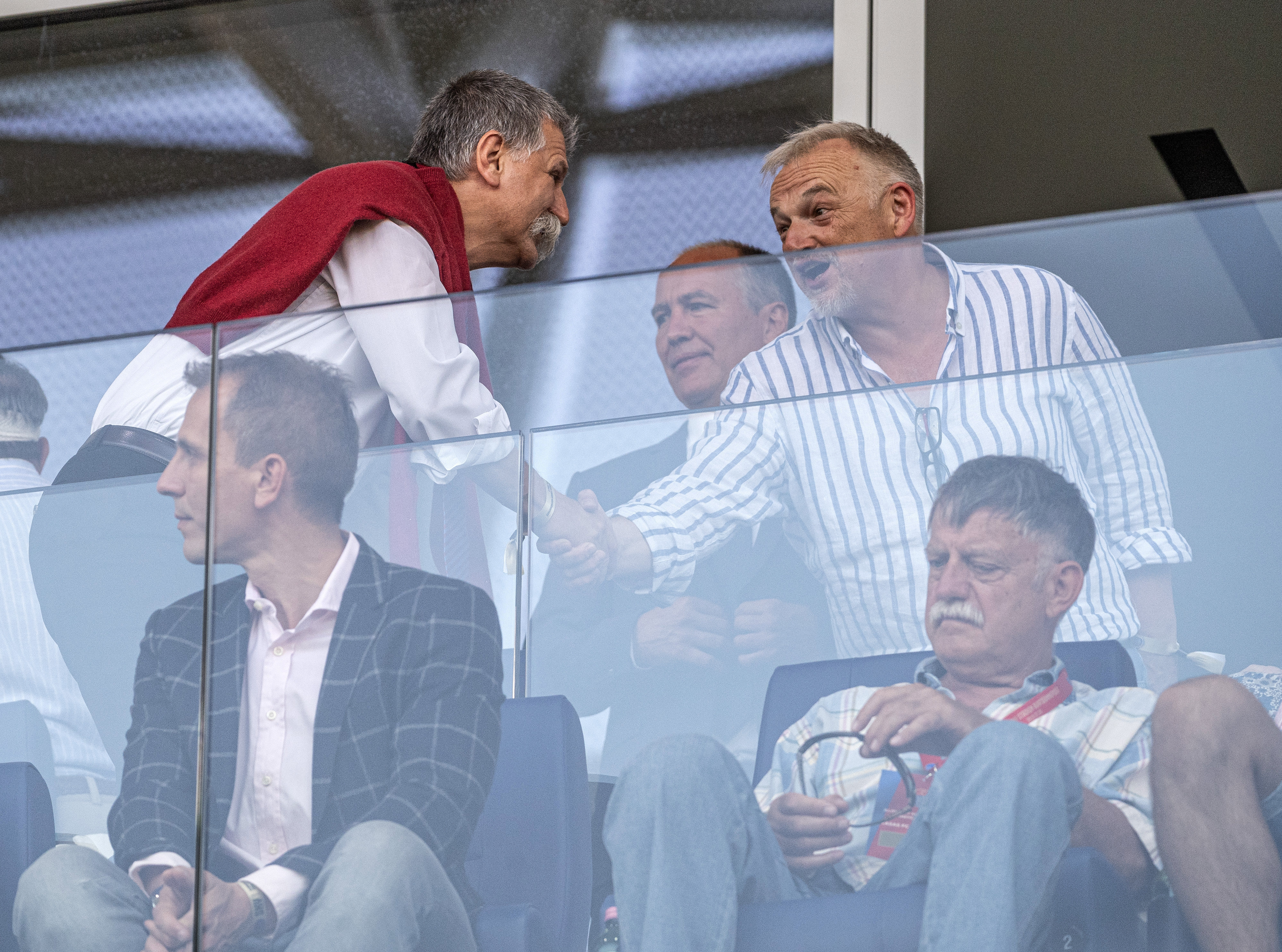 Kövér László, az Országgyûlés elnöke (b) és Hernádi Zsolt, a Mol-csoport elnök-vezérigazgatója kezet fog a Vasas új Illovszky Rudolf Stadionjának avató ünnepségén, a Fáy utcában 2019. július 5-én
