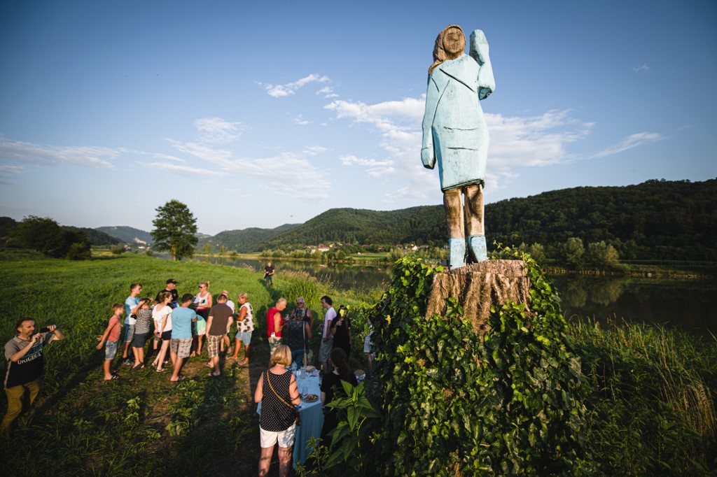 Láncfűrésszel faragott, vicces szobrot állítottak szlovéniai szülővárosában Melania Trumpnak