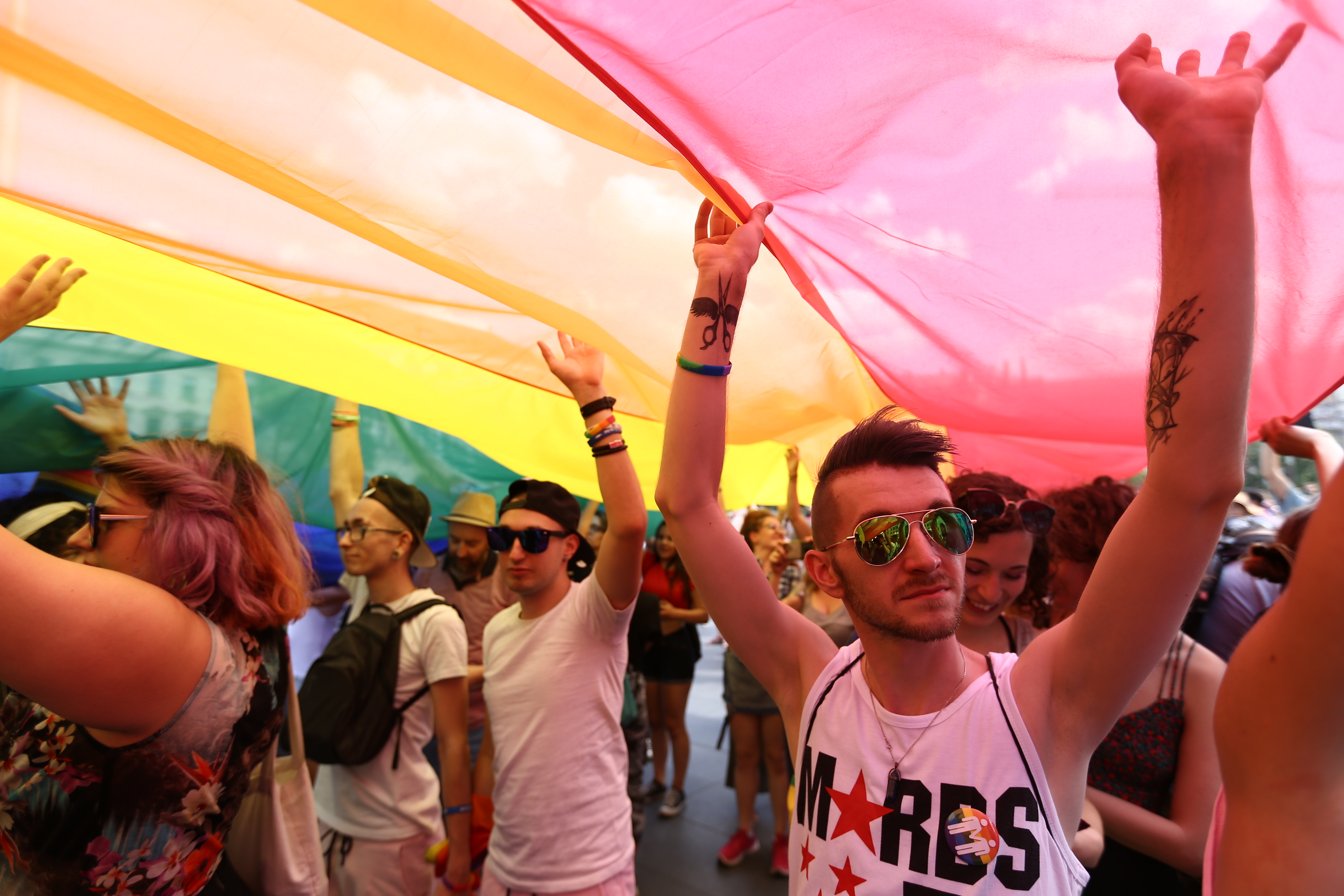Kordonmentes Pride: ezrek vonultak a szivárványzászló mögött Budapesten