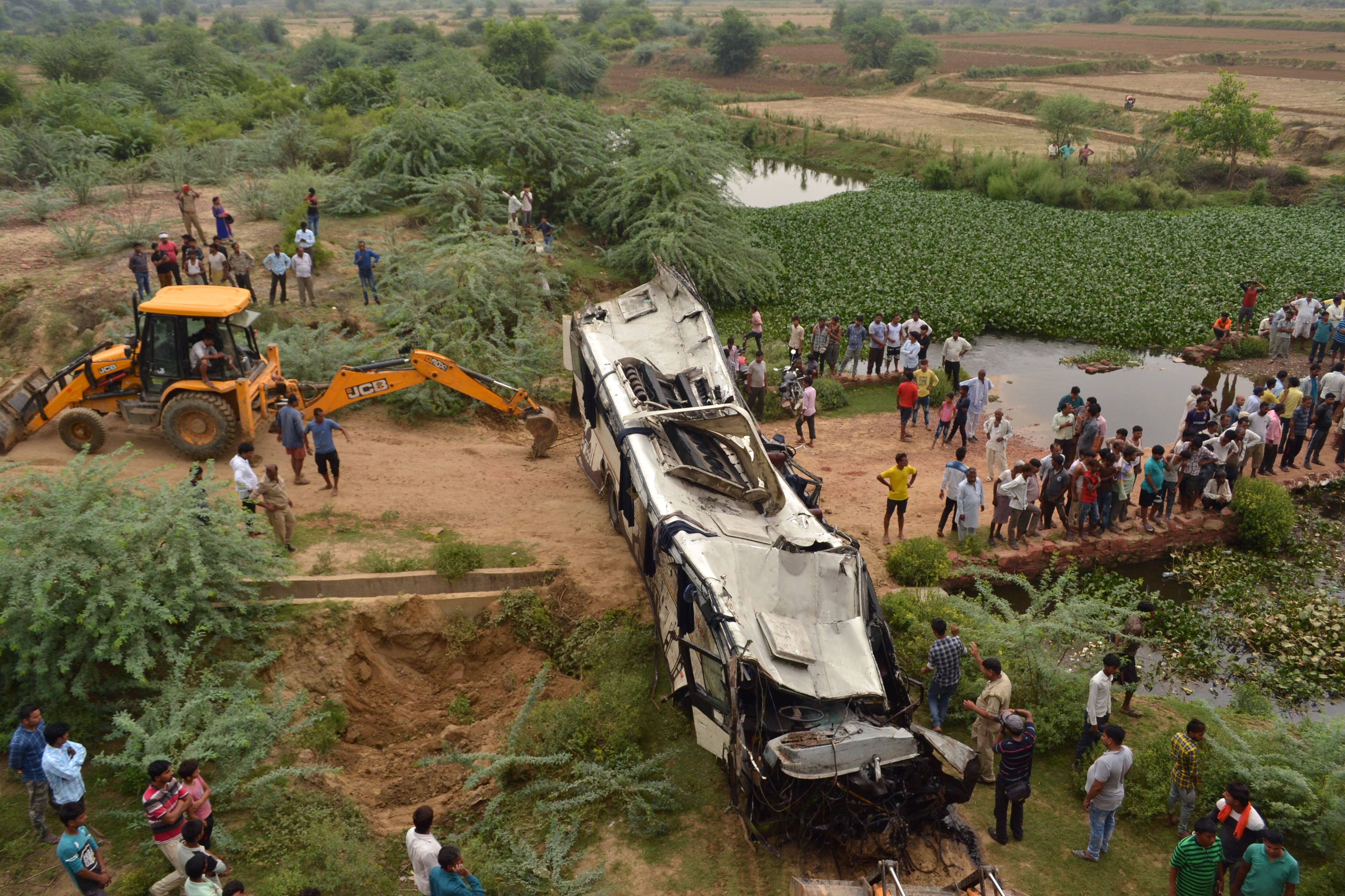Huszonkilencen halhattak meg egy indiai buszbalesetben 