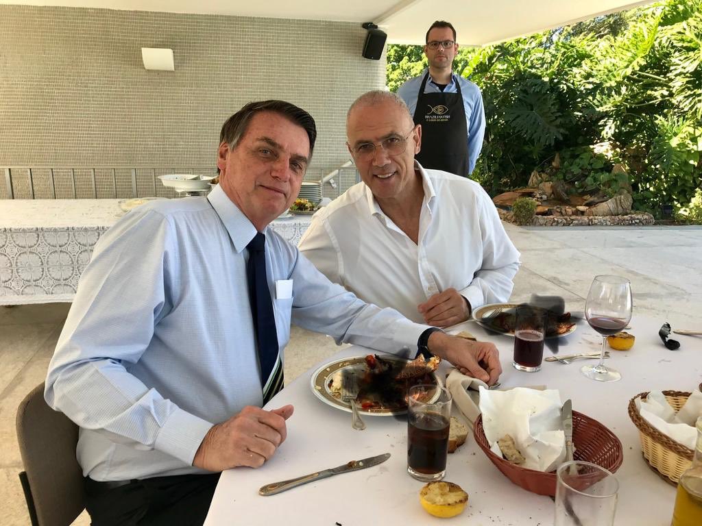 Zsidó vicc: az izraeli nagykövetség ki akarta retusálni, hogy a nagykövet homárt evett, az eredmény igen humoros lett
