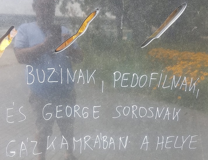 „Buzinak, pedofilnak és George Sorosnak gázkamrában a helye” – írták fel a roma holokauszt emlékművére