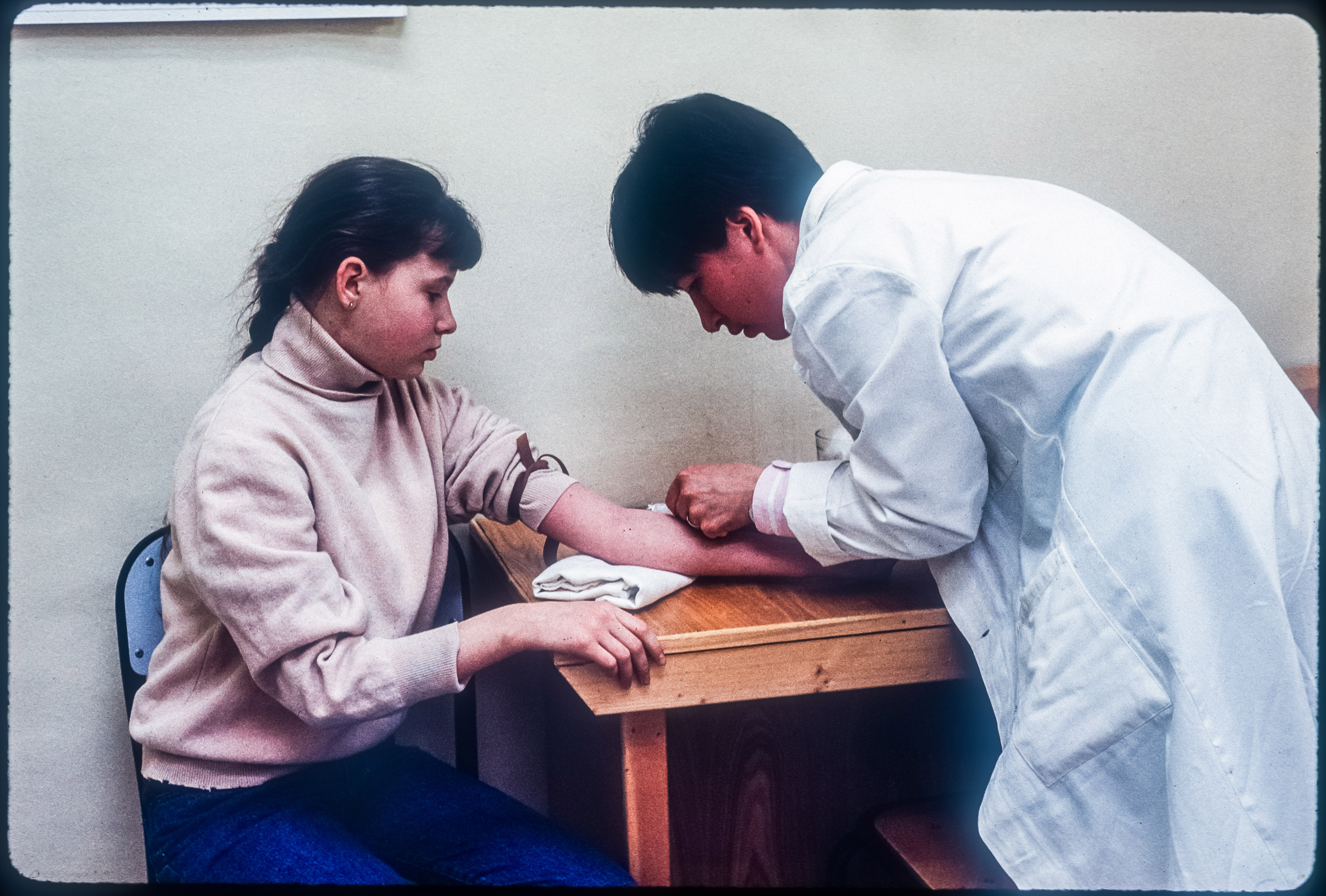 Vért vesznek egy ukrán lánytól a pajzsmirigyrák-vizsgálathoz Kijevben, 1995 májusában