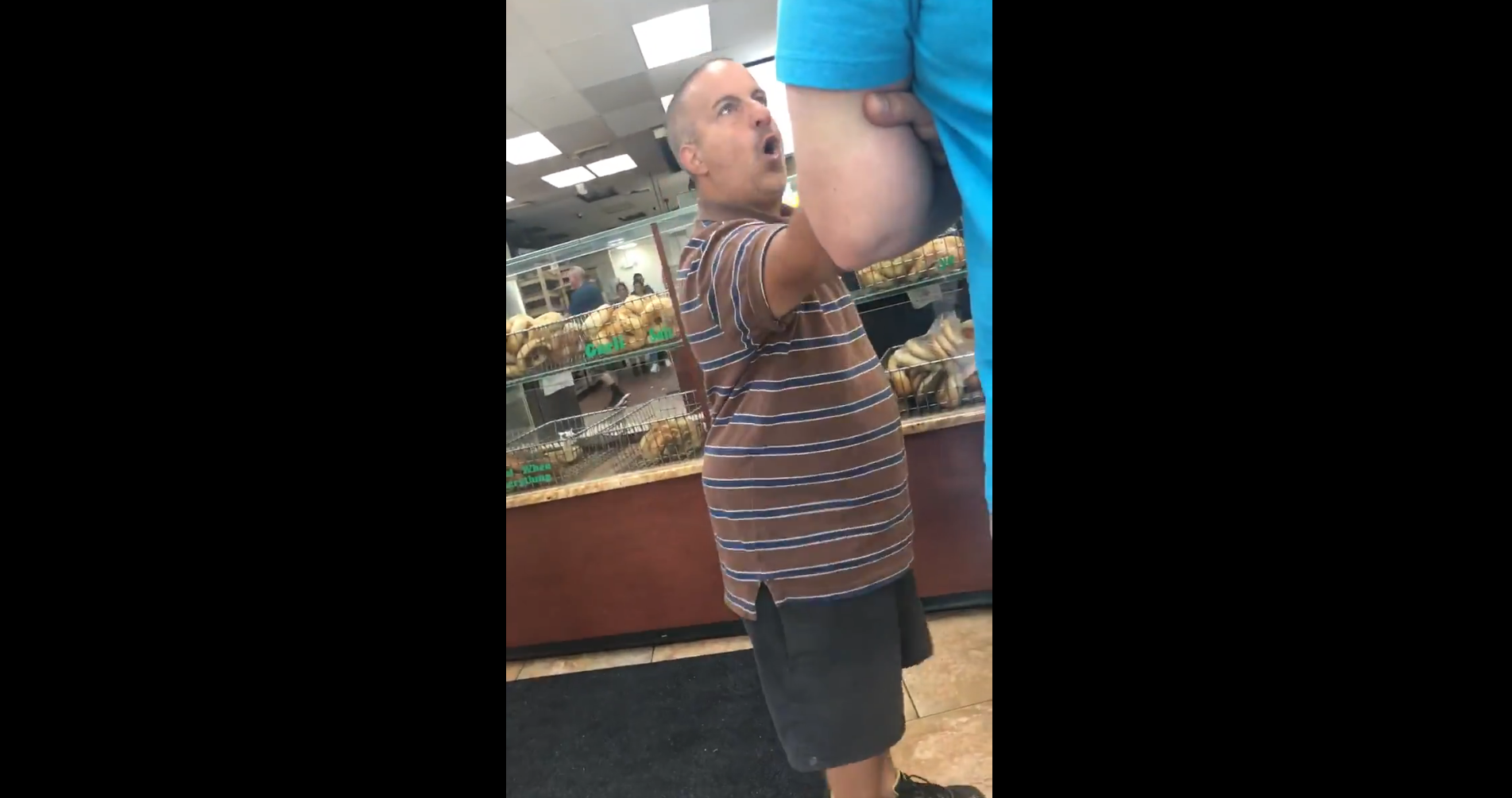 Egy apró férfi nagyon felhúzta magát bagelvásárlás közben, hogy a nők nem buknak a hozzá hasonló méretű fiúkra