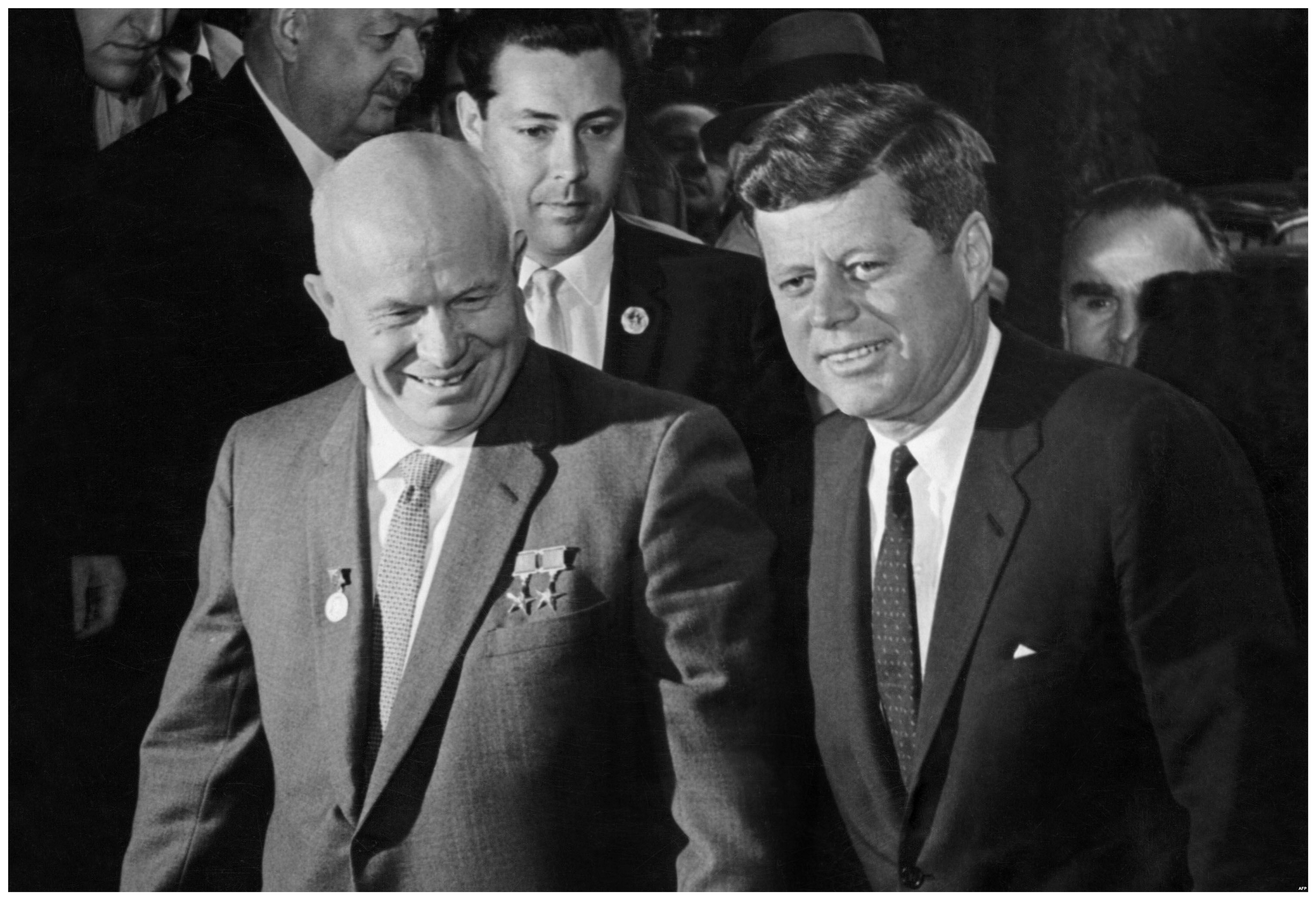 Az oroszok és az amerikaiak majdnem közösen léptek a Holdra, de aztán lelőtték Kennedyt