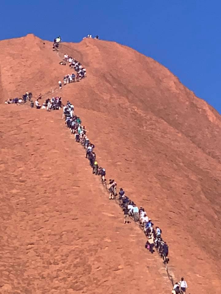Már csak rövid ideig lehet megmászni Ausztrália leghíresebb szikláját, ezért hosszú sorokban tolonganak ott a turisták