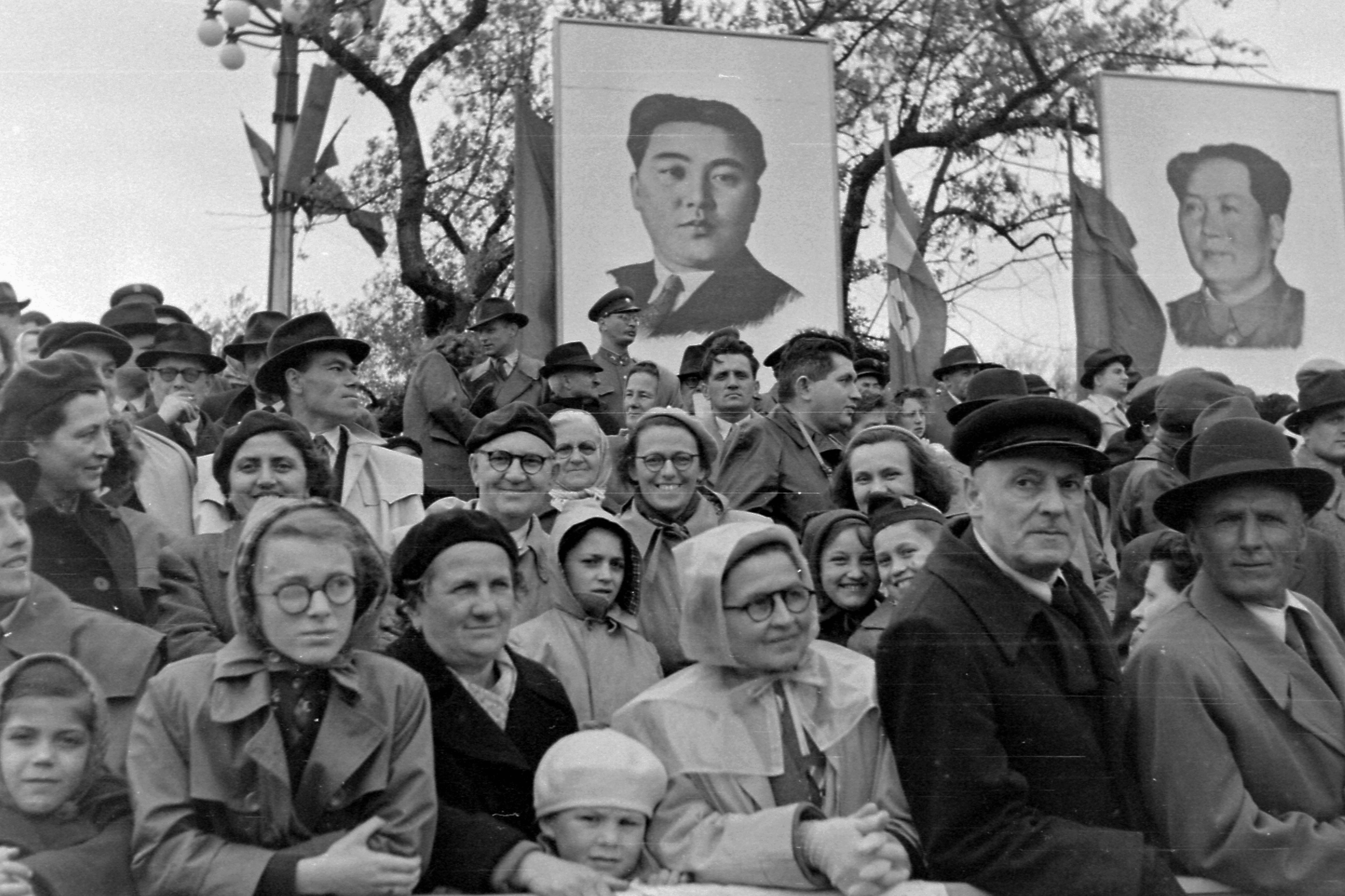 1956-os felvonulás Budapesten Kim Ir Szen és Mao Ce-tung képeivel
