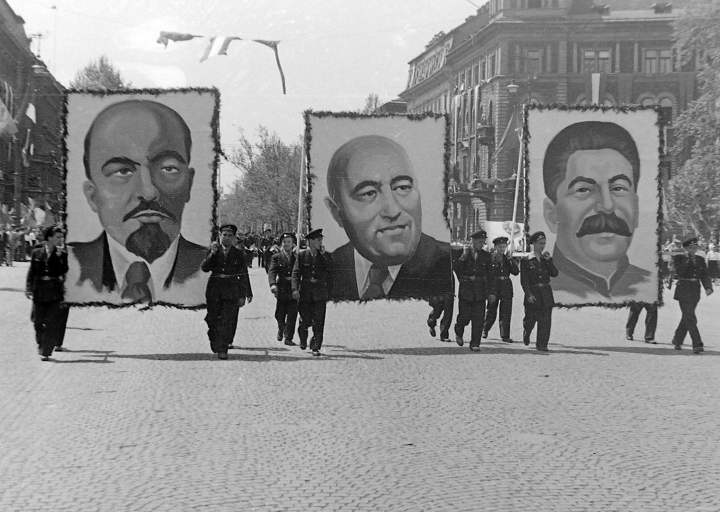 A kínai-magyar barátság kovácsai, Rákosi és Sztálin arcképei 1950-ben az Andrássy (Sztálin) úton