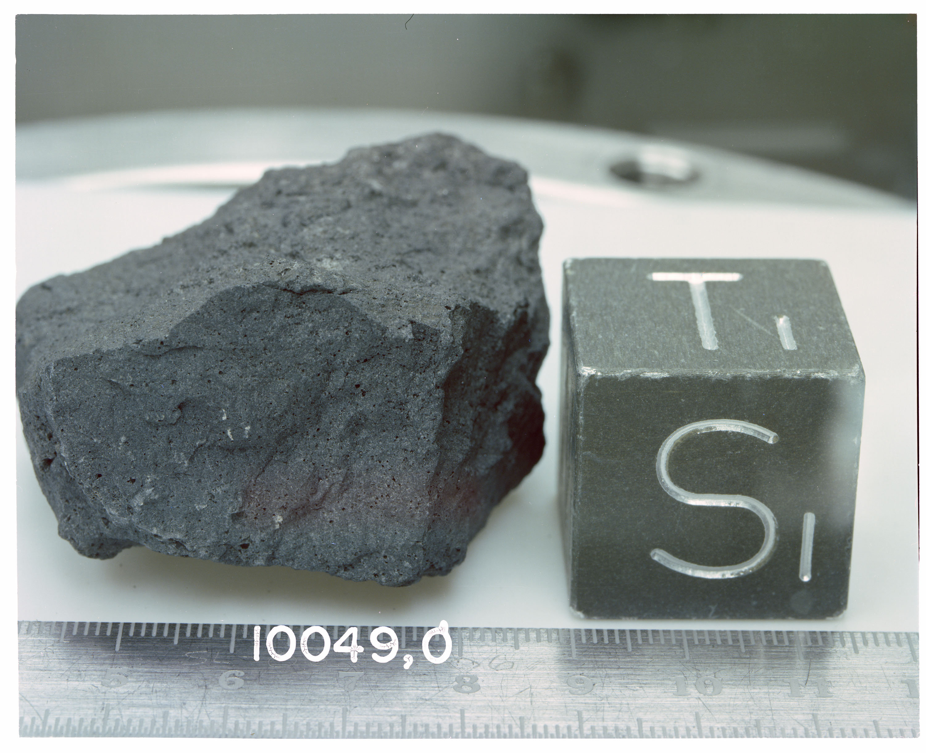 Egy az Apollo-11 által visszahozott kőzetminta darab.