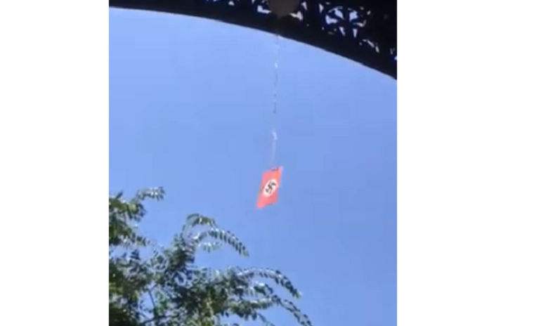 Gázos lufira kötözött horogkeresztes zászló röpködött kedden délben a Nyugatinál